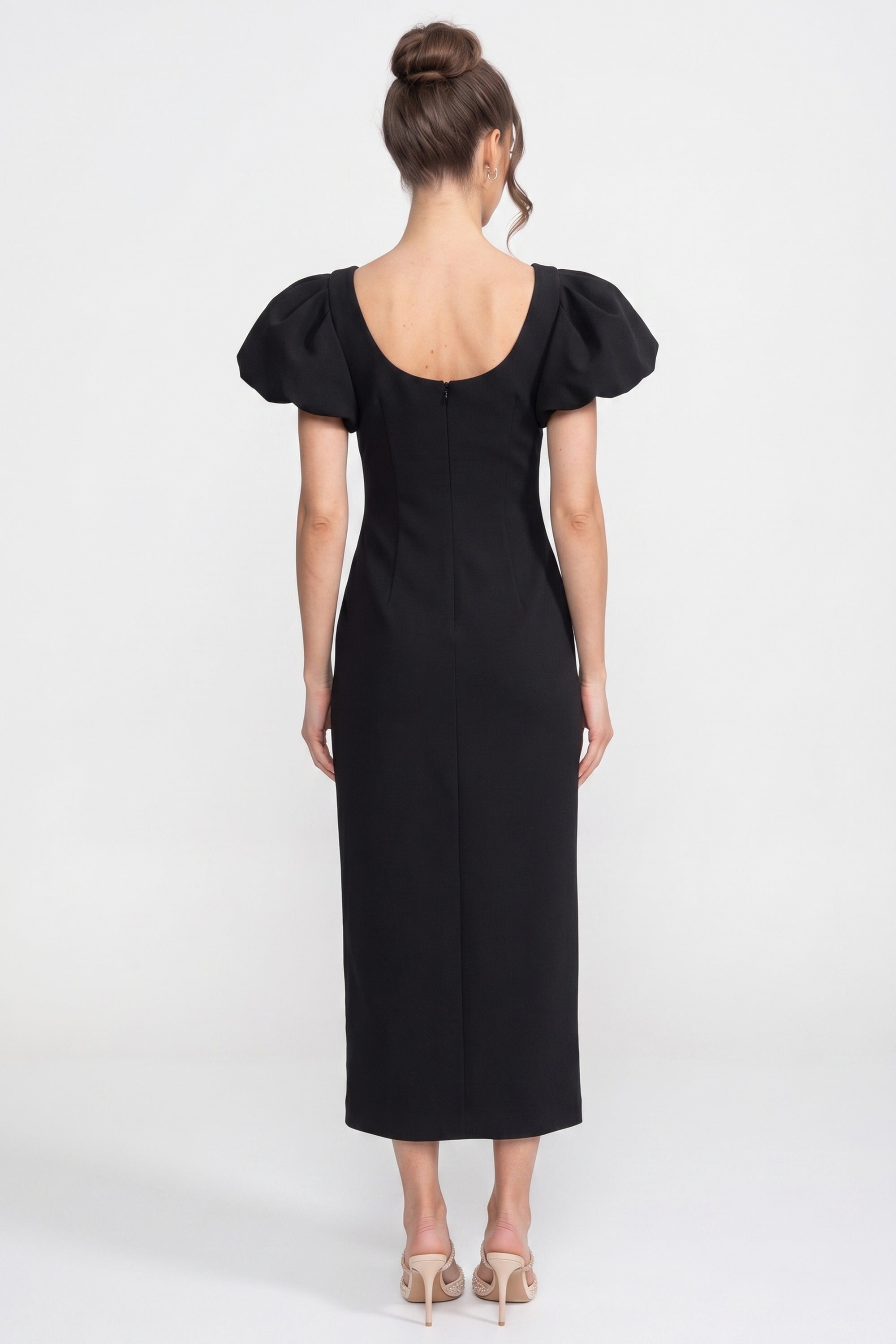 Strukturiertes Maxi-Kleid mit Schulterpartie und 3D-Iris-Blütenapplikation - Schwarz