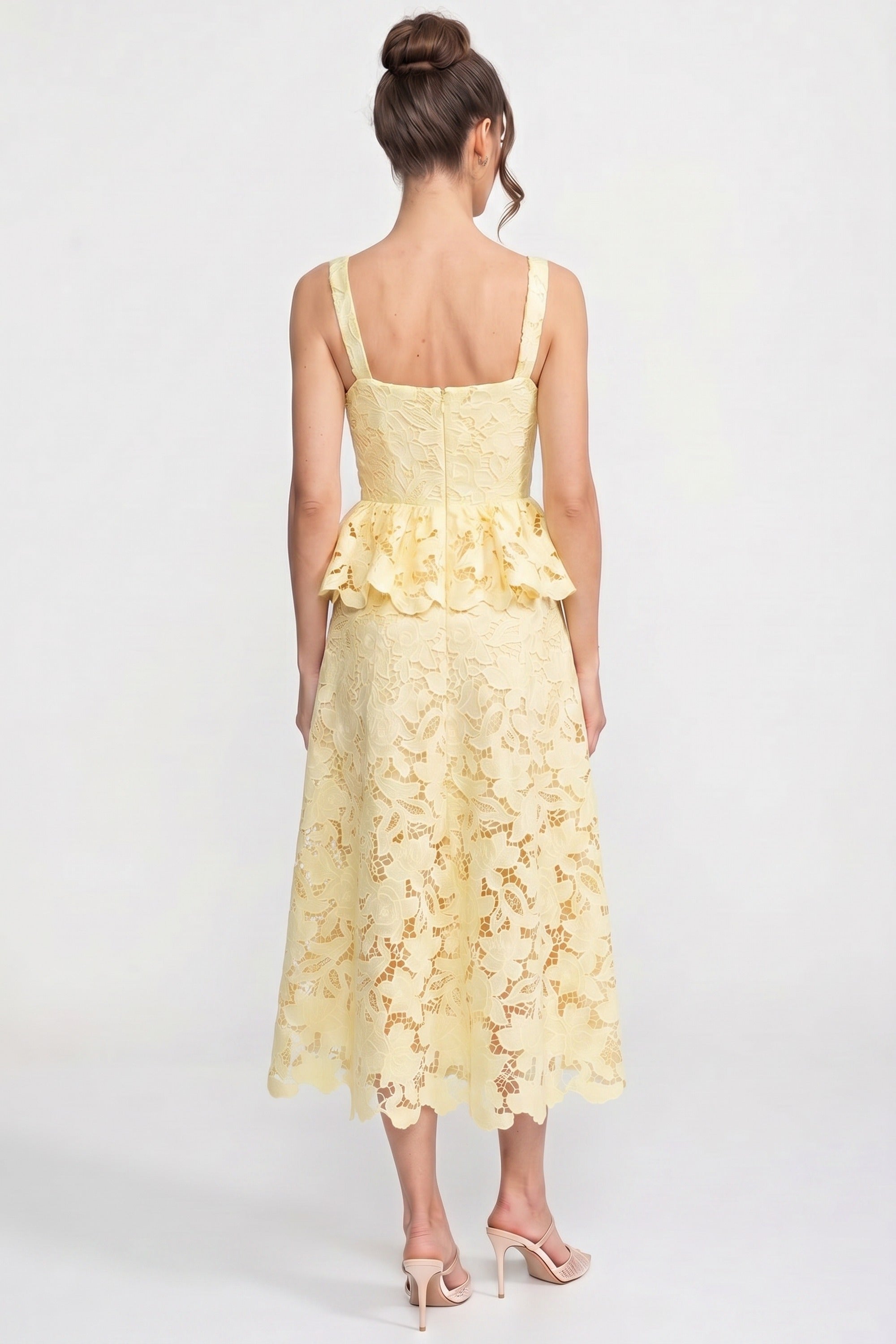 Ärmelloses Spitzen-Peplum-Kleid mit Midirock und goldfarbenen Knöpfen - Gelb