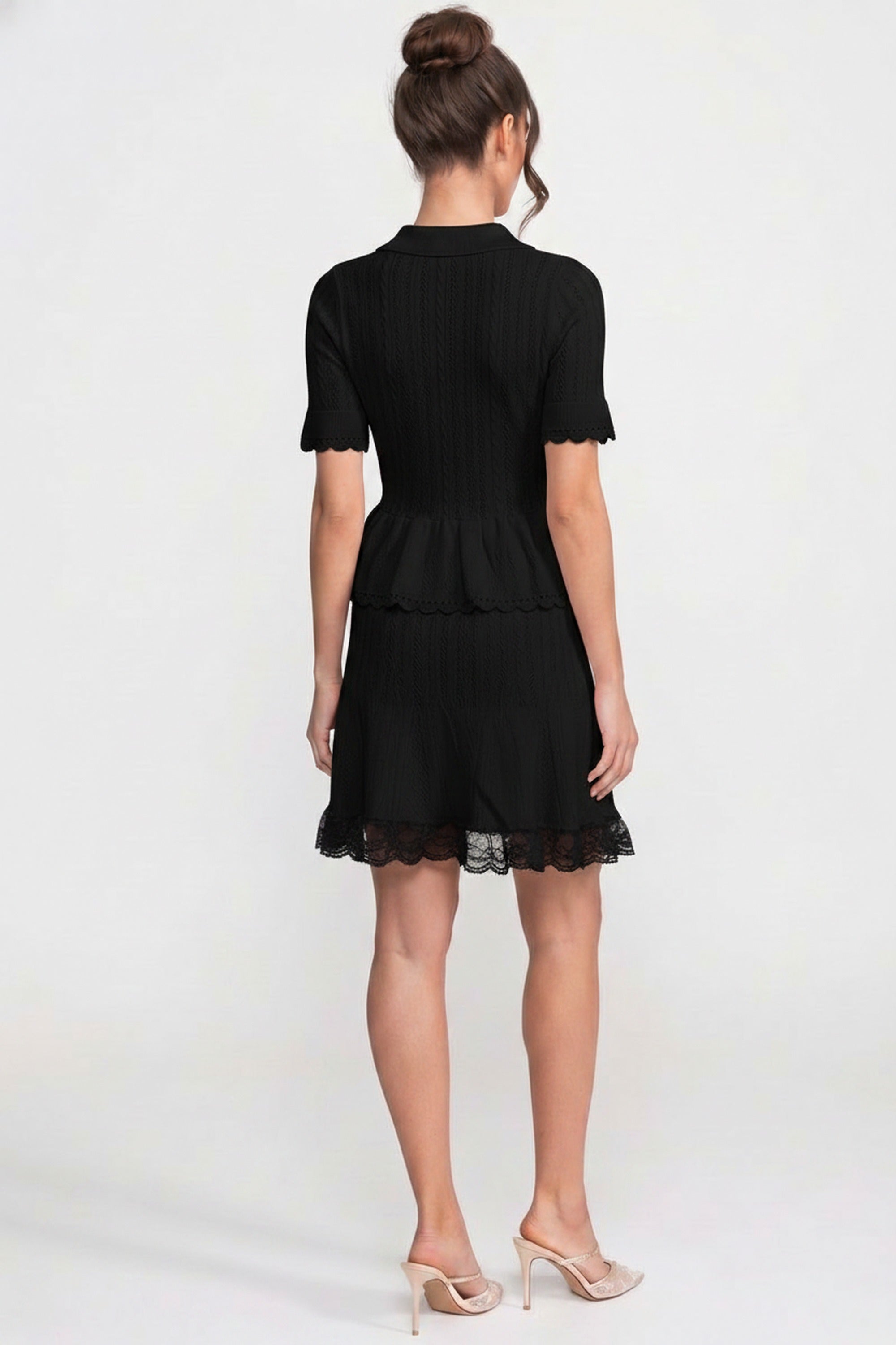 Strick-Minikleid mit Polokragen, Knopfleiste oben, Peplum-Taille und Spitzen-Saum - Schwarz
