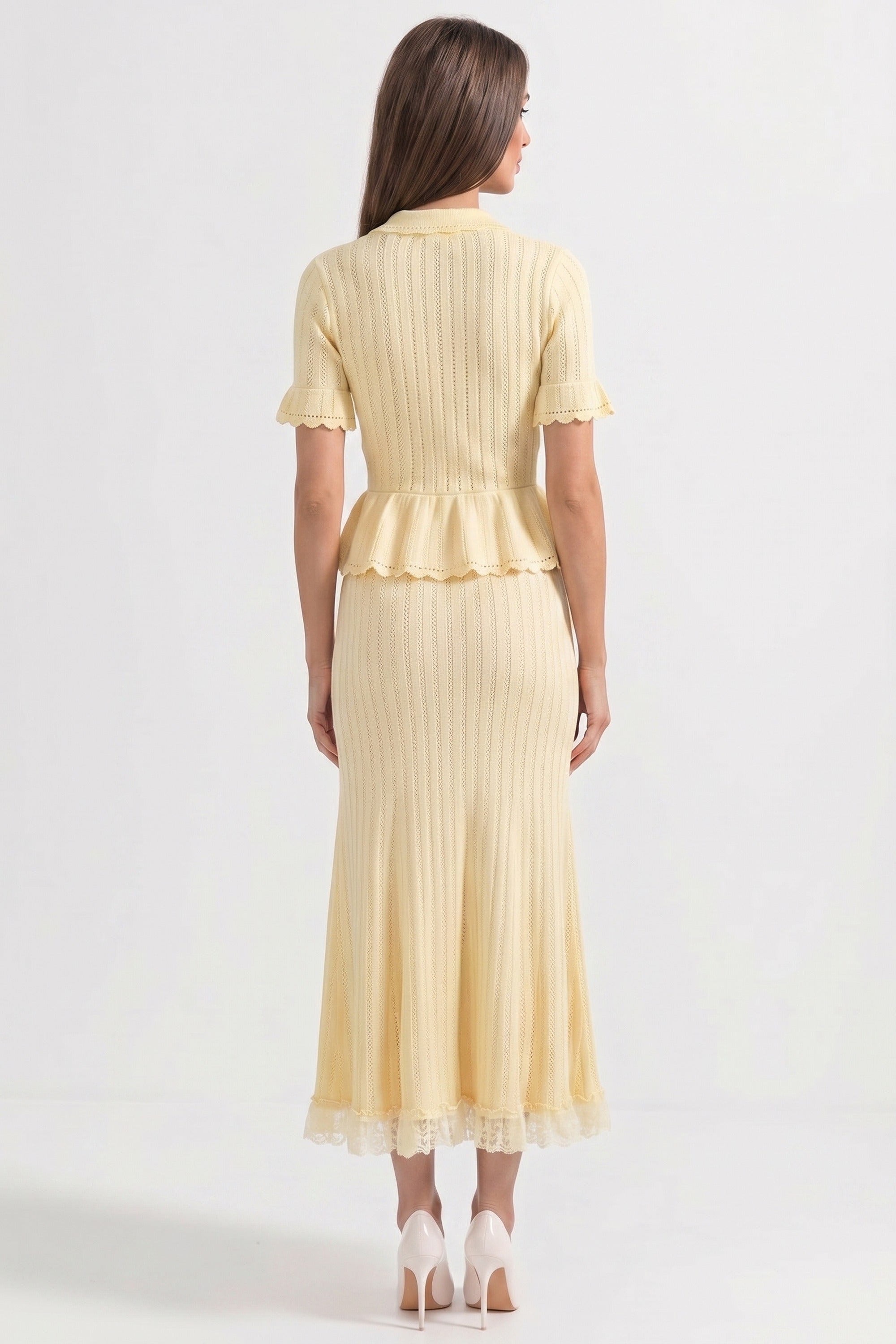 Maxikleid aus Strick mit Peter-Pan-Kragen, Peplum und Spitzenbesatz am Saum - Gelb