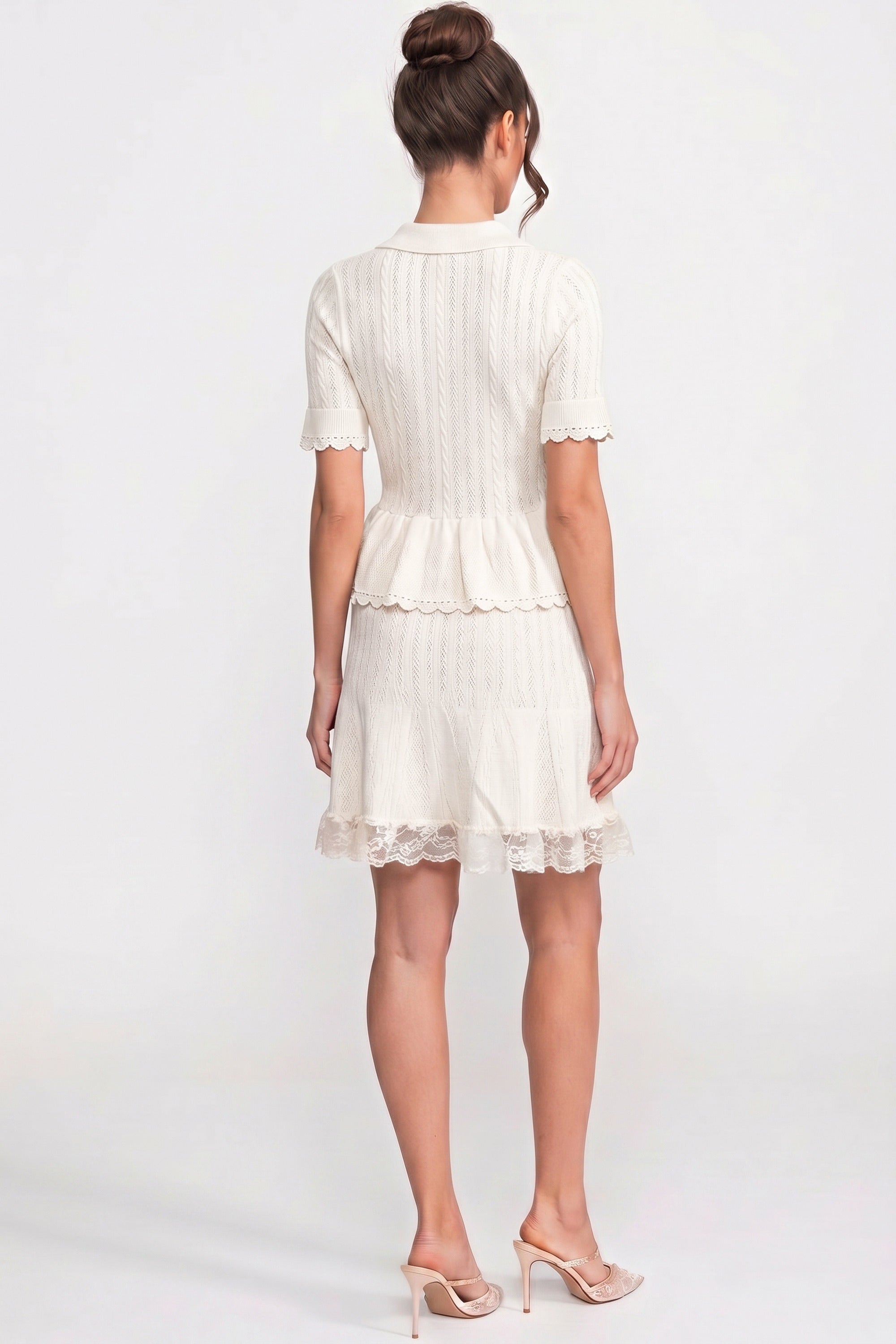 Gestricktes Mini-Kleid mit Polokragen, Knopfleiste, Peplum-Taille und Spitzenbesatz am Saum - Weiß
