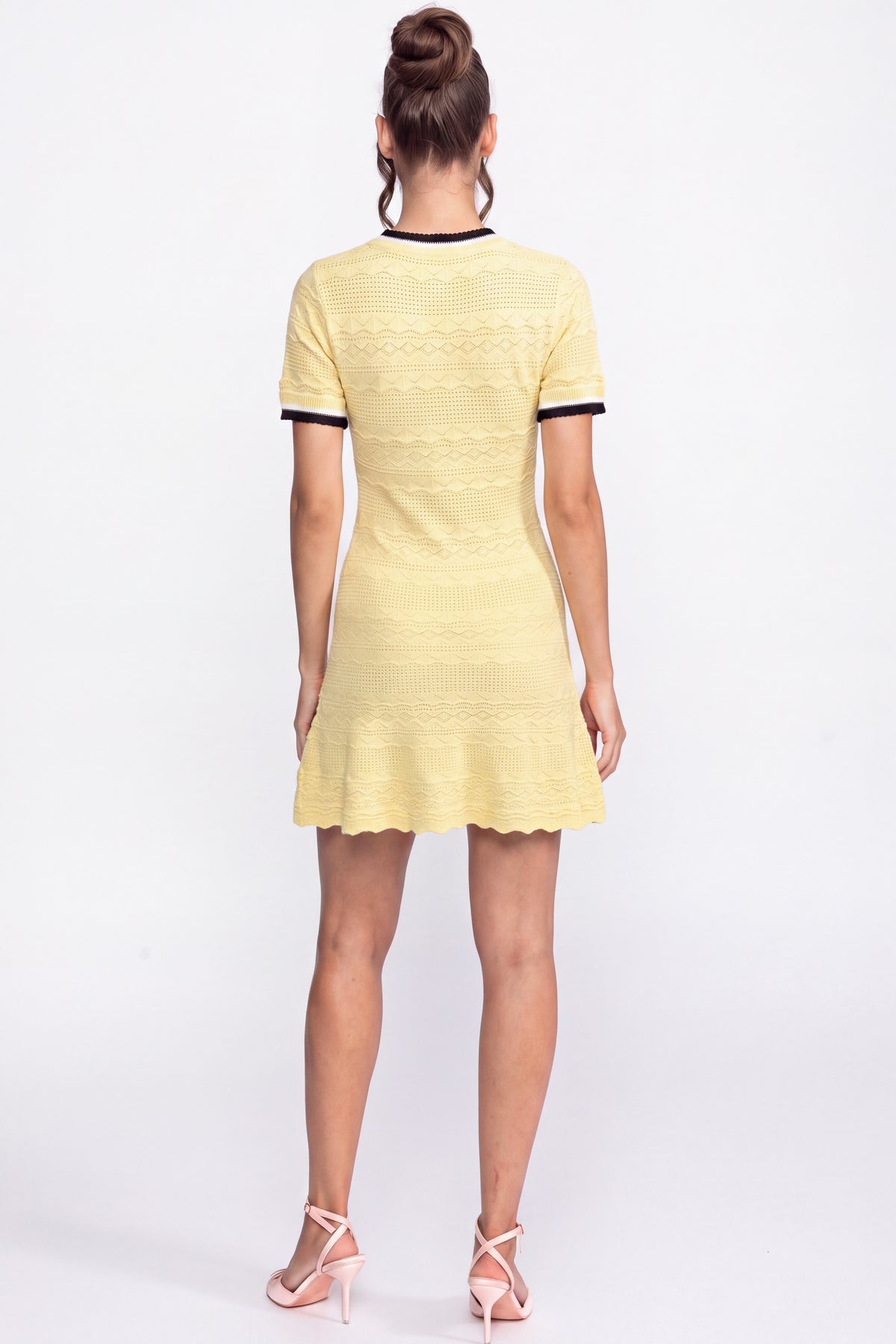 Kontrastbesetztes Strick-Minikleid mit schwarzer Schleife - Gelb