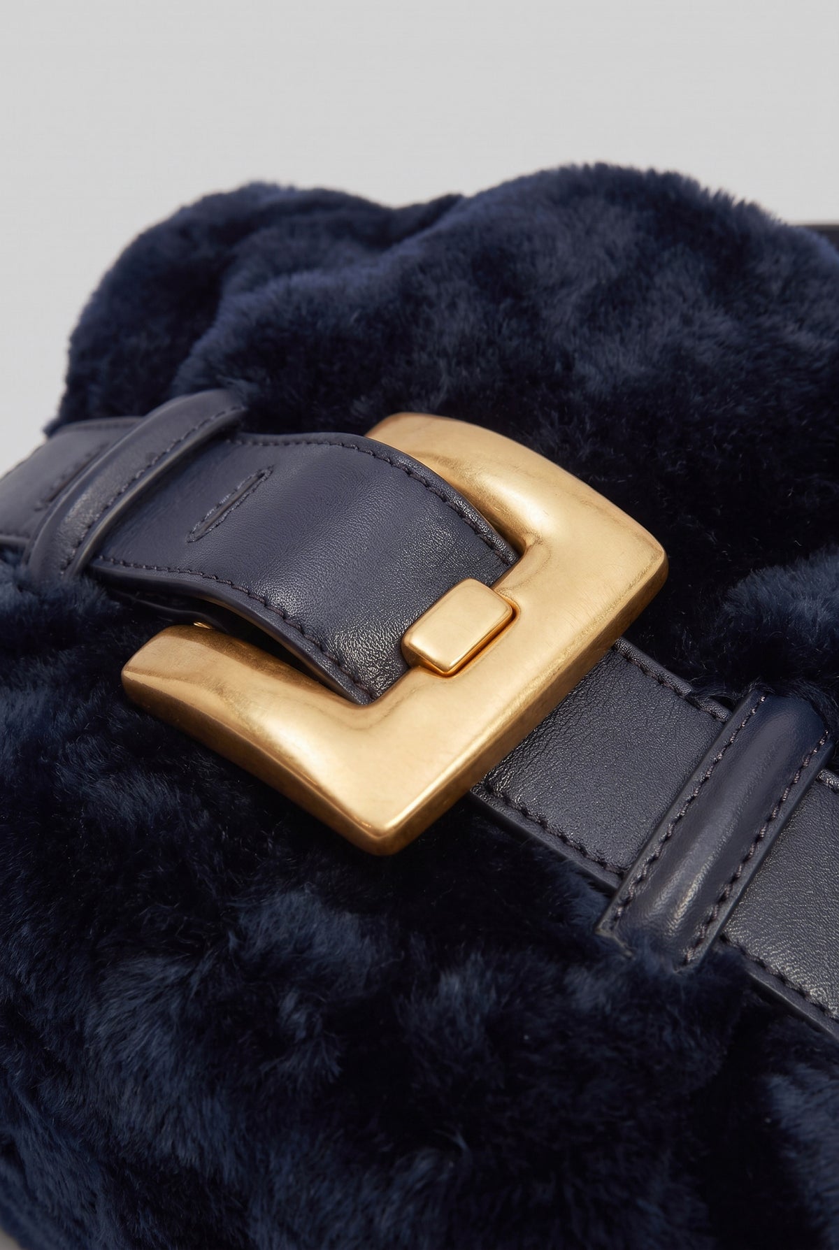 Handtasche aus Faux Fur mit Gürtelschnallen-Detail – Dunkelblau