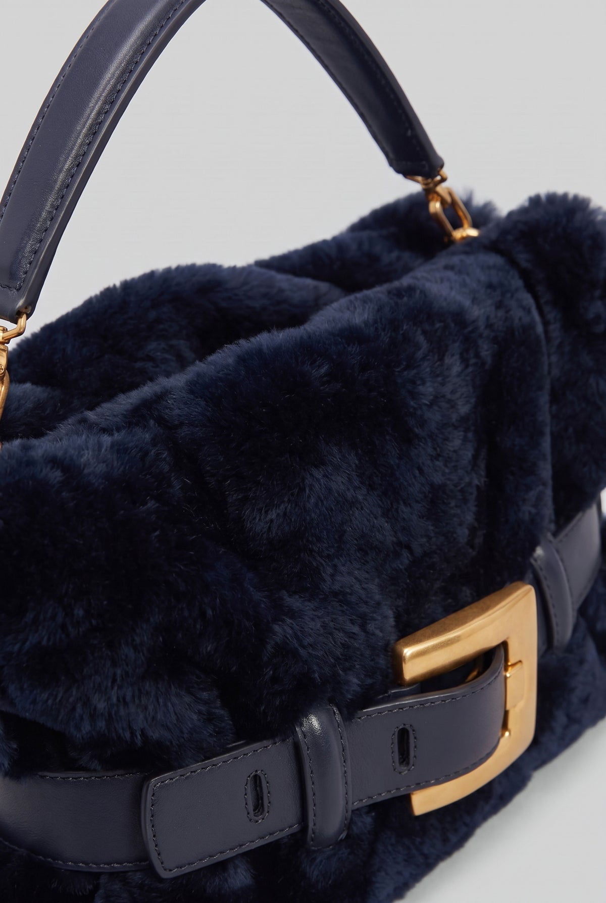 Handtasche aus Faux Fur mit Gürtelschnallen-Detail – Dunkelblau