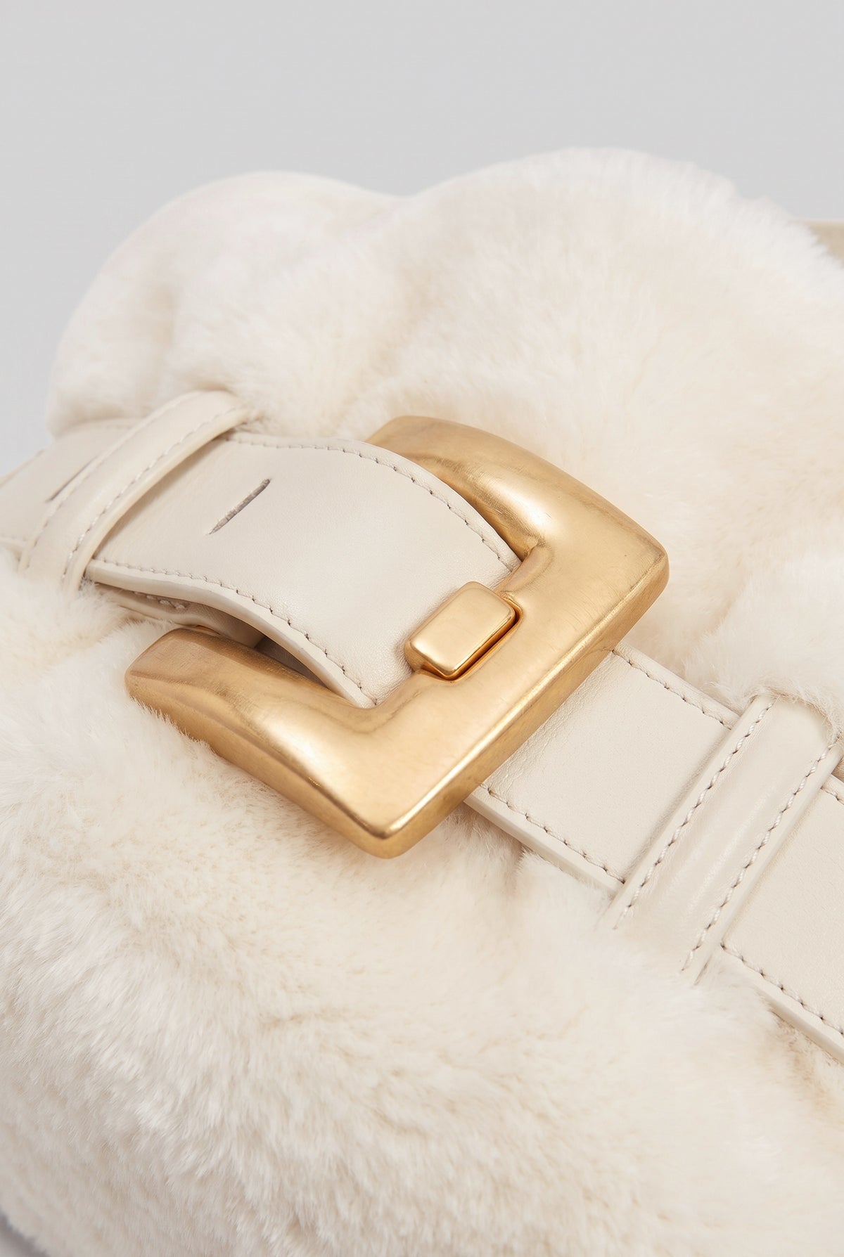 Handtasche aus Faux Fur mit Gürtelschnallen-Detail – Weiß
