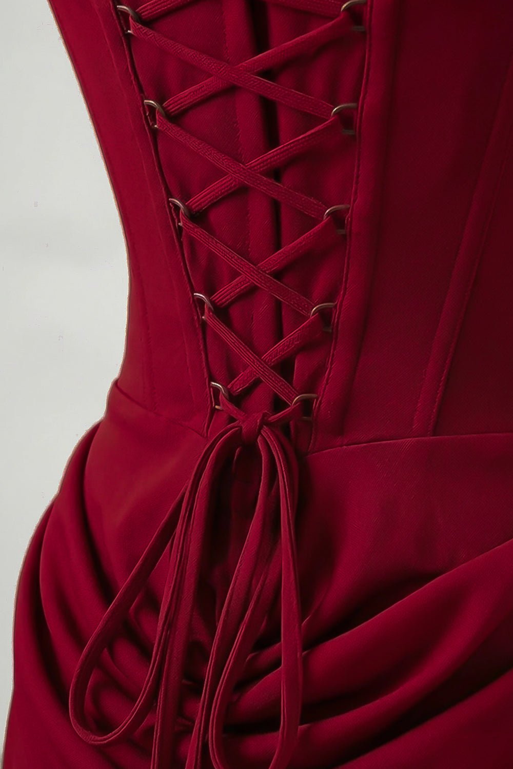 Maxikleid mit Korsett und Drapierung an der Hüfte – Burgunderrot