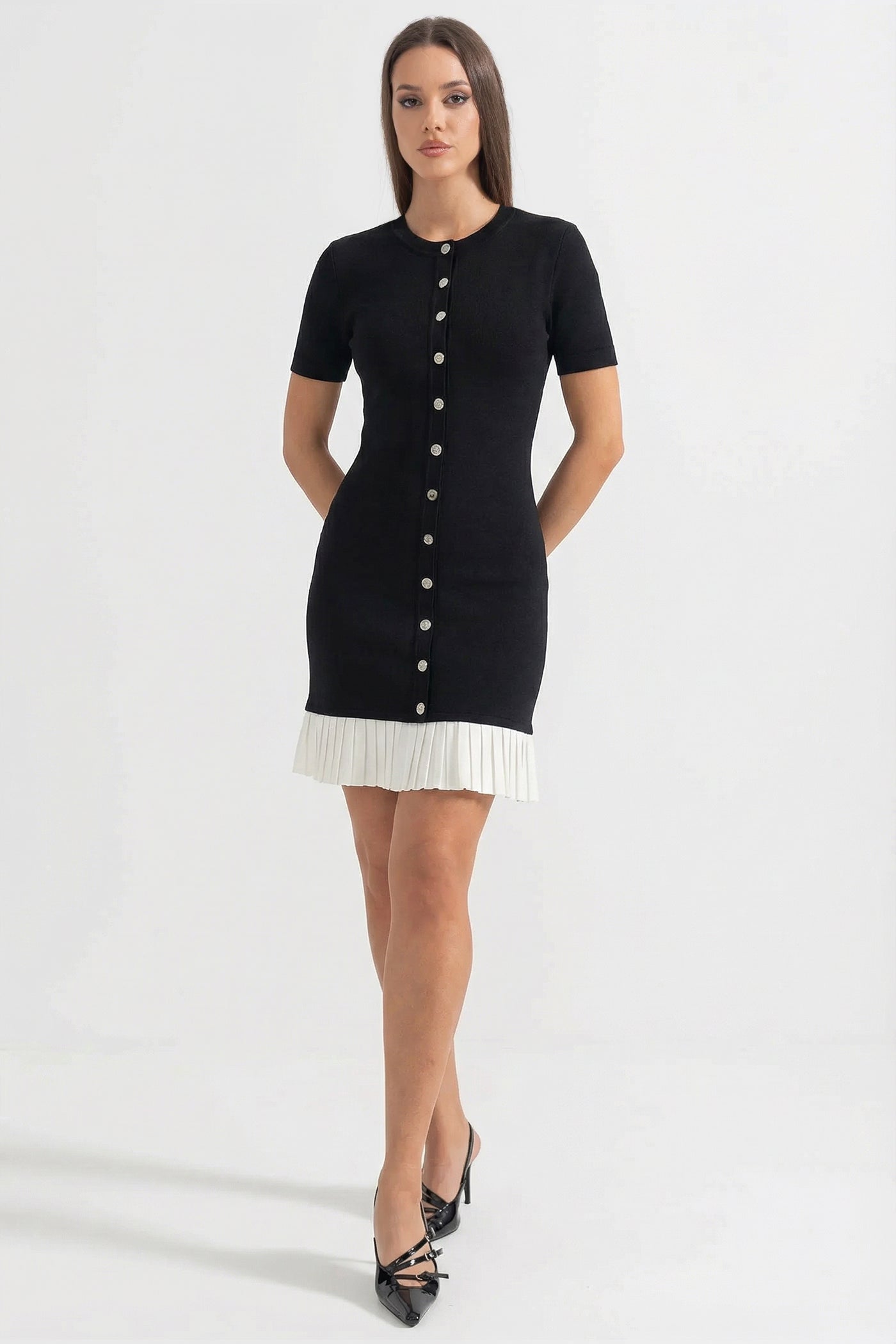 Mini-Kleid mit kurzen Ärmeln und kontrastierendem plissiertem Saum – Schwarz