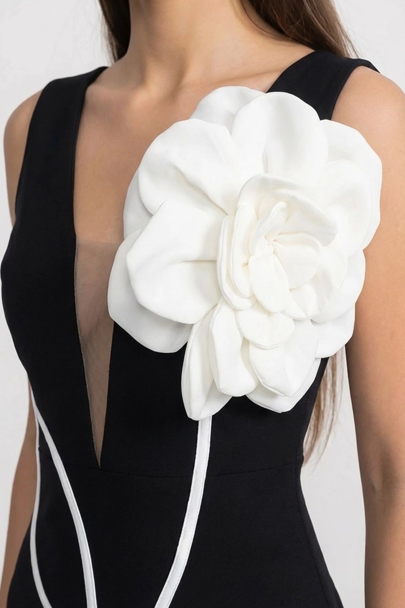 Strukturiertes Midikleid mit skulpturellem floralen Akzent – Schwarz