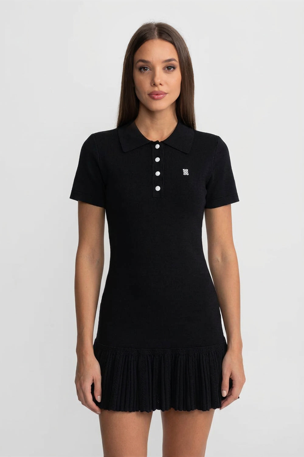 Kurzärmeliges Polo-Minikleid mit plissiertem Volant-Saum – Schwarz