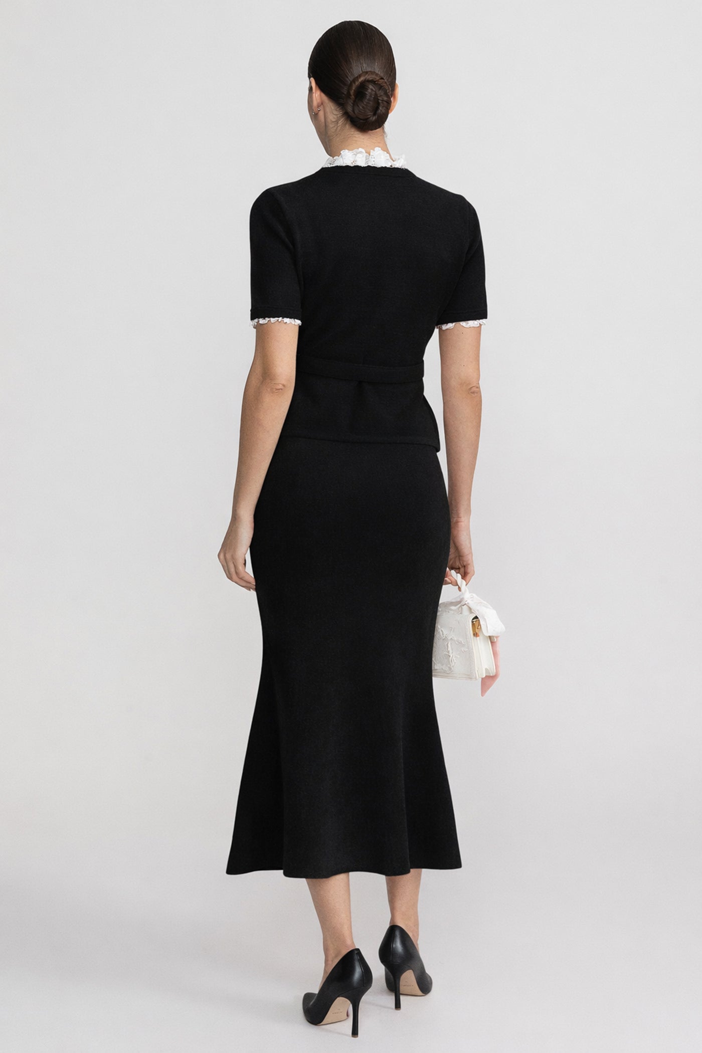 Kurzarm-Co-Ord mit Peplum-Taillenpartie und Kristallknopf-Gürtel – Schwarz