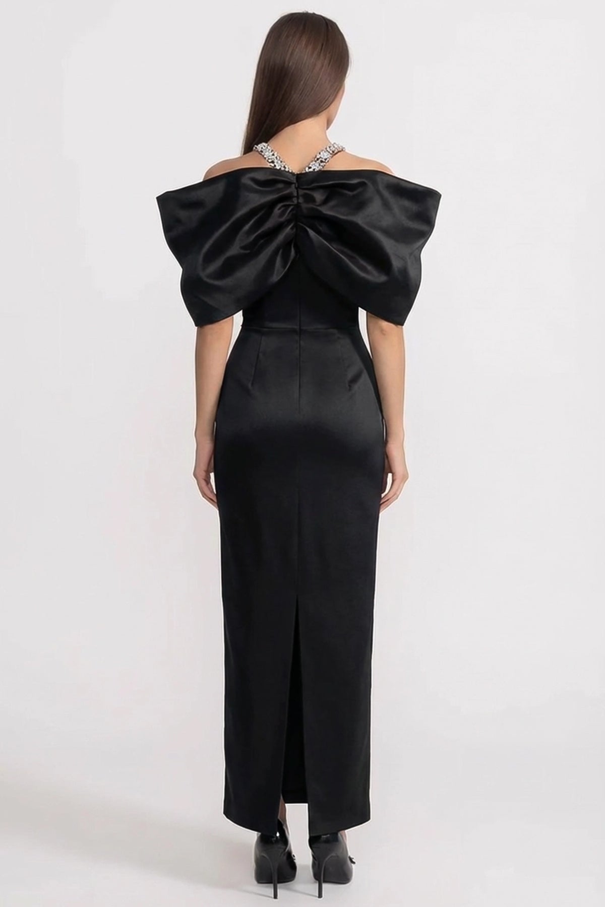 Verziertes Maxi-Kleid mit Schleifenkragen und Kristallträgern – Schwarz