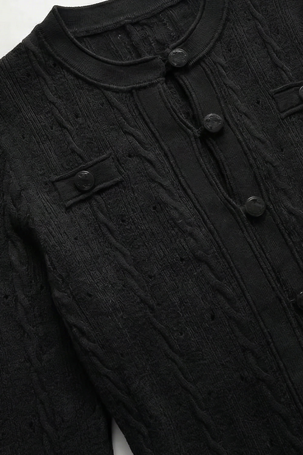 Strick-Midikleid mit Knopfleiste und Pointelle-Details – Schwarz