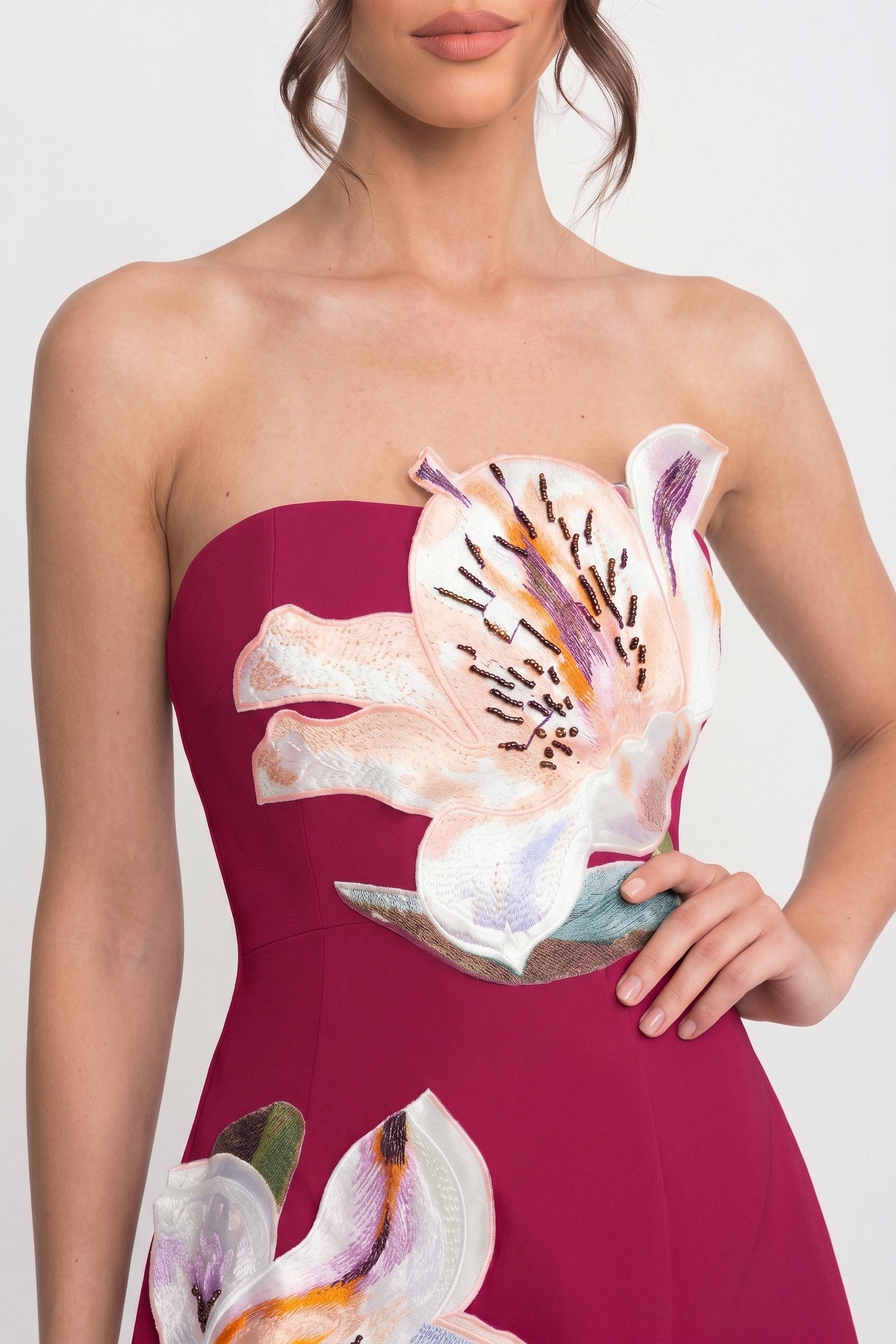 Trägerloses Mini-Kleid mit floralem Print und strukturiertem Oberteil - Rot