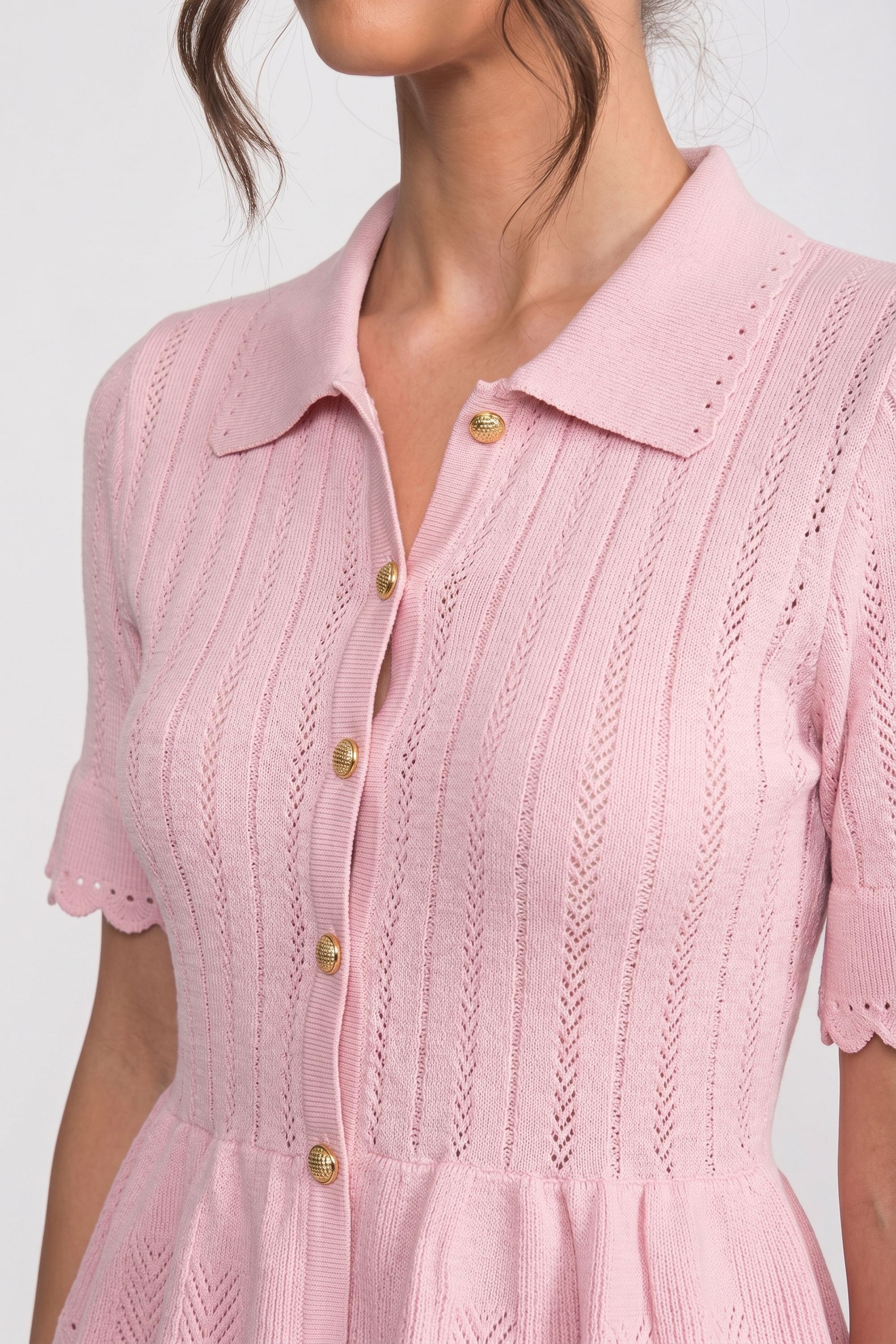 Strick-Minikleid mit Polokragen, Knopfleiste, Peplum-Taille und Spitzenabschluss – Pink
