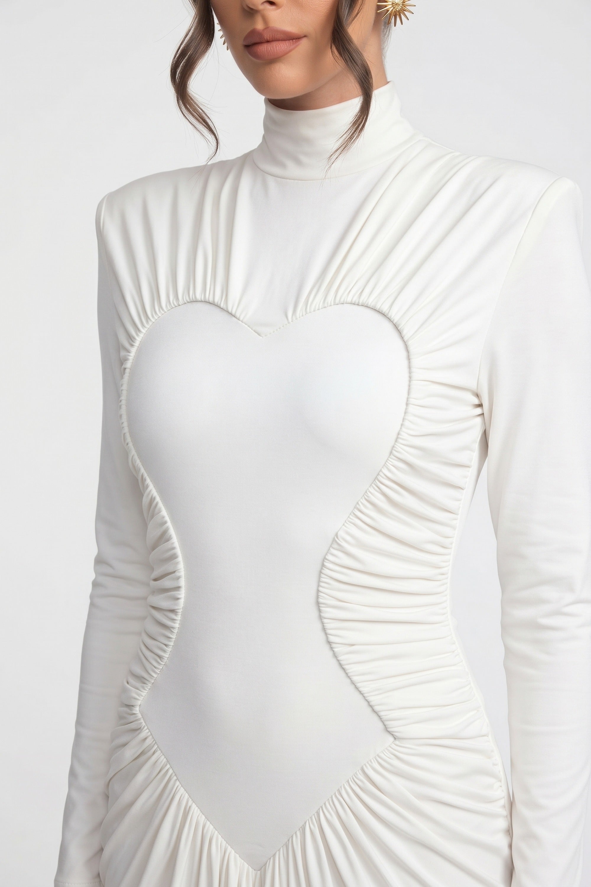 Hochgeschlossenes, langärmliges Mermaid-Abendkleid mit Raffungen und diagonaler Drapierung - Weiß