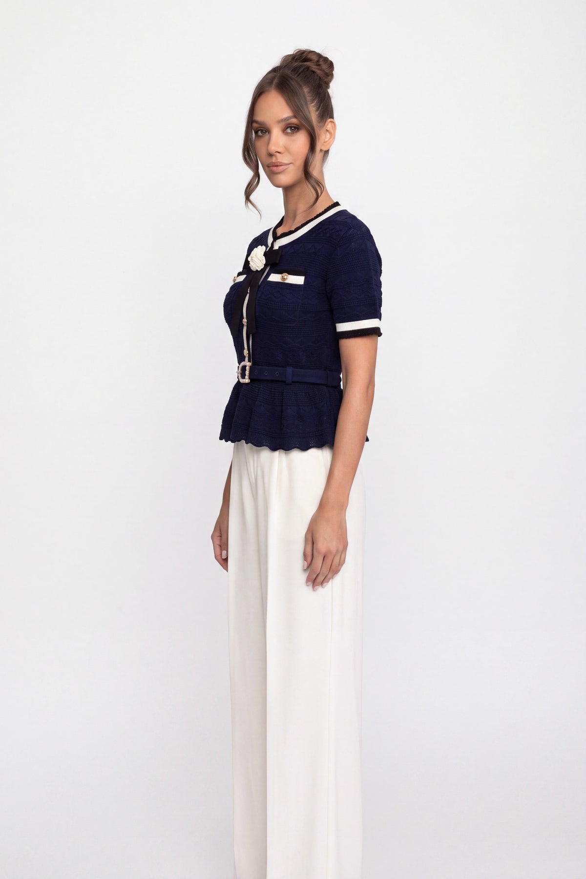 Peplum-Stricktop mit kontrastierendem Matrosenkragen und Perlenknöpfen - Navy