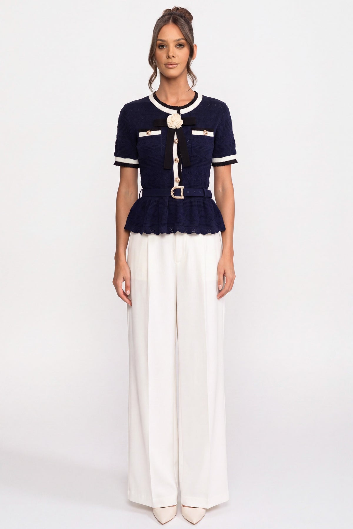 Peplum-Stricktop mit kontrastierendem Matrosenkragen und Perlenknöpfen - Navy