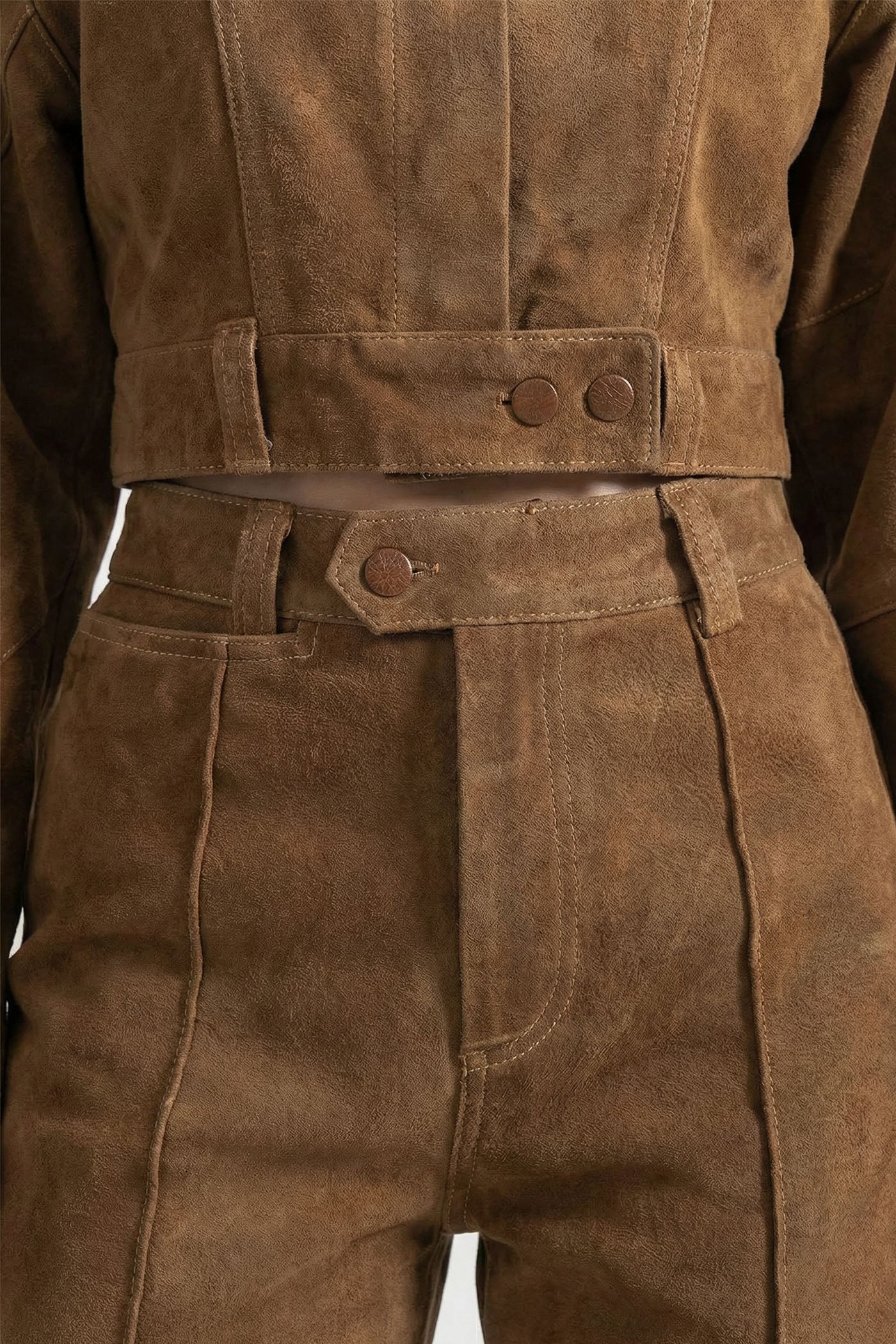 Wildleder-Co-Ord-Set mit Cropped-Jacke mit Bindekragen und weitem Bein - Braun