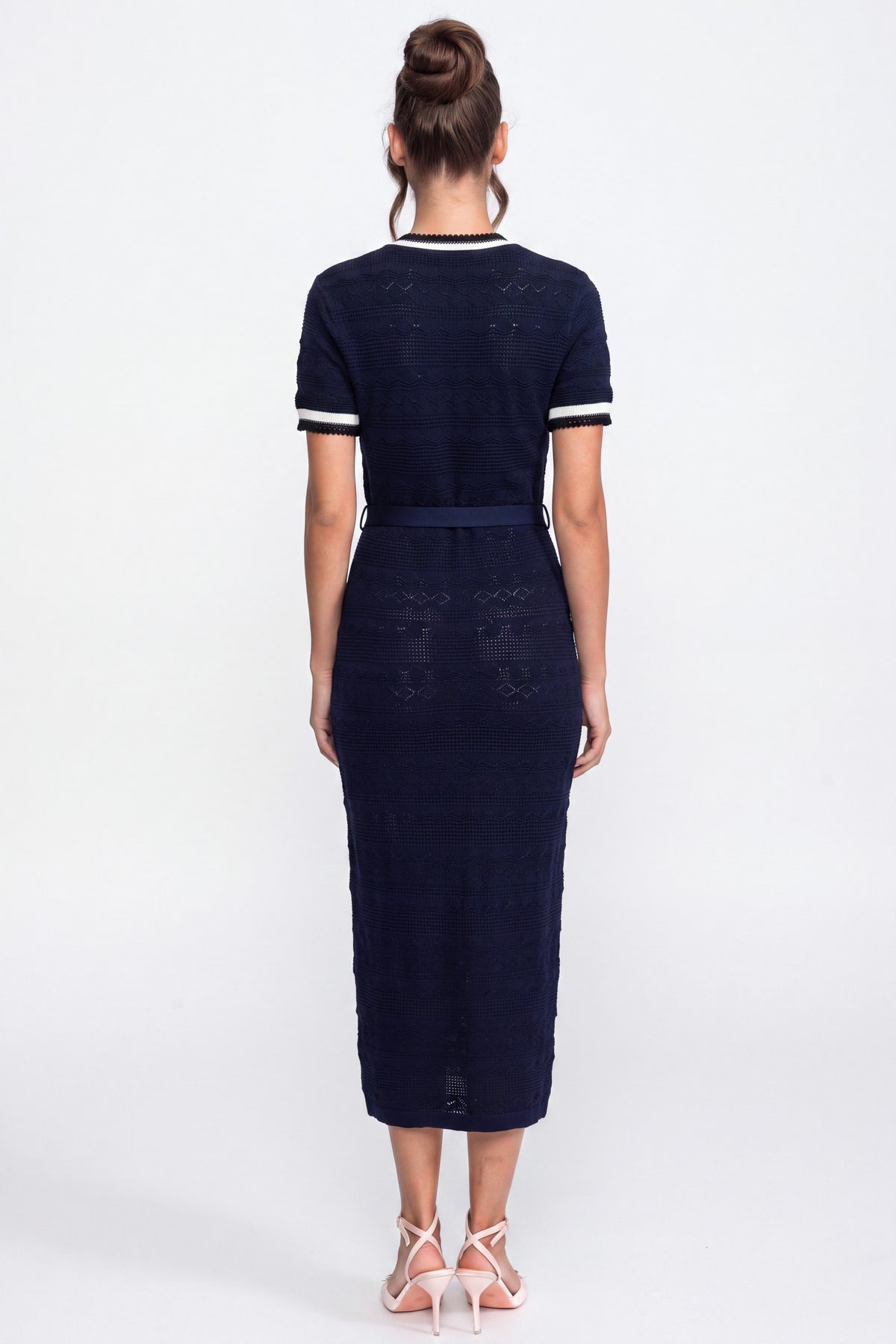 Strick-Midikleid mit weißer Paspelierung und Gürtel mit goldener Schnalle - Navy