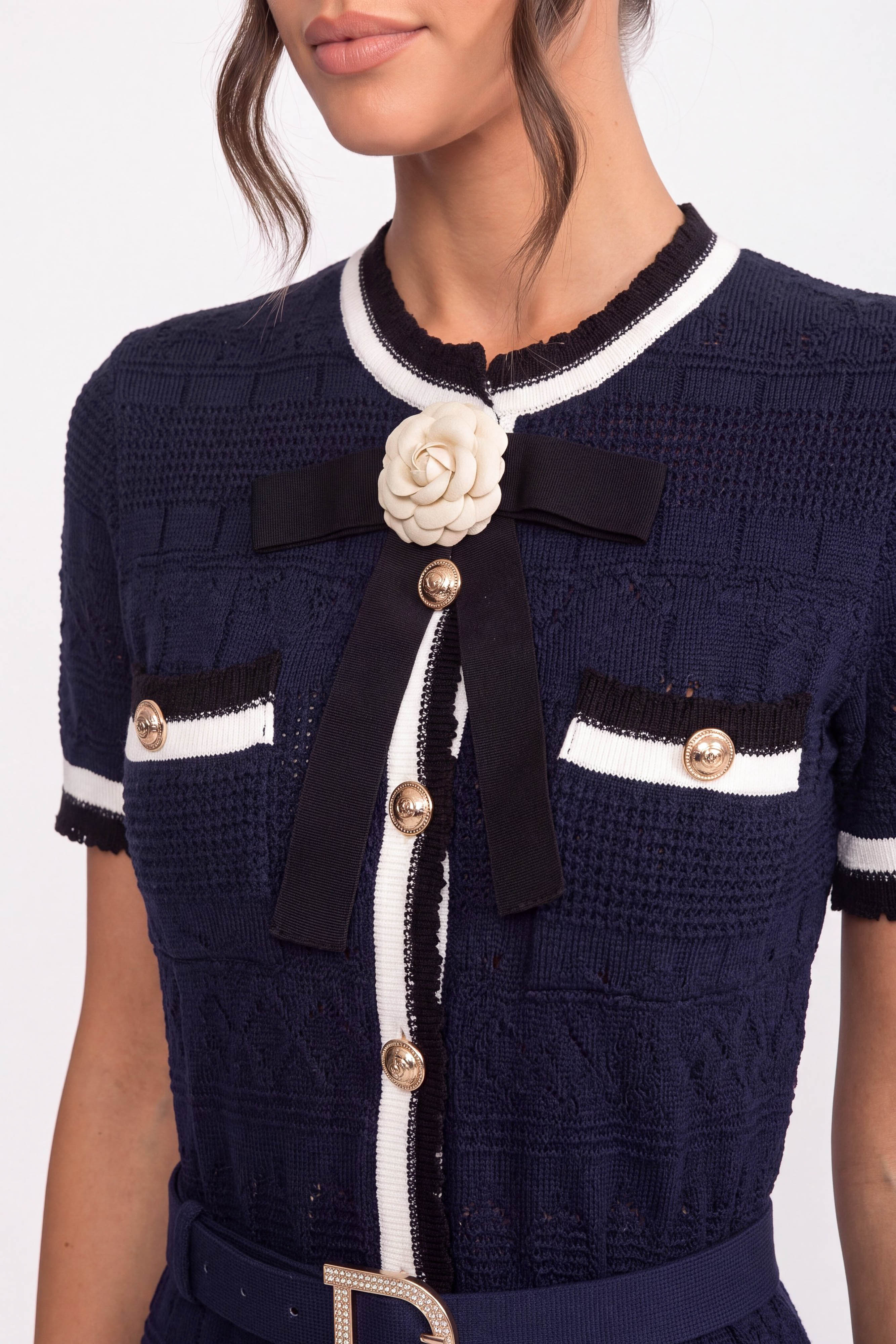 Strick-Midikleid mit weißer Paspelierung und Gürtel mit goldener Schnalle - Navy