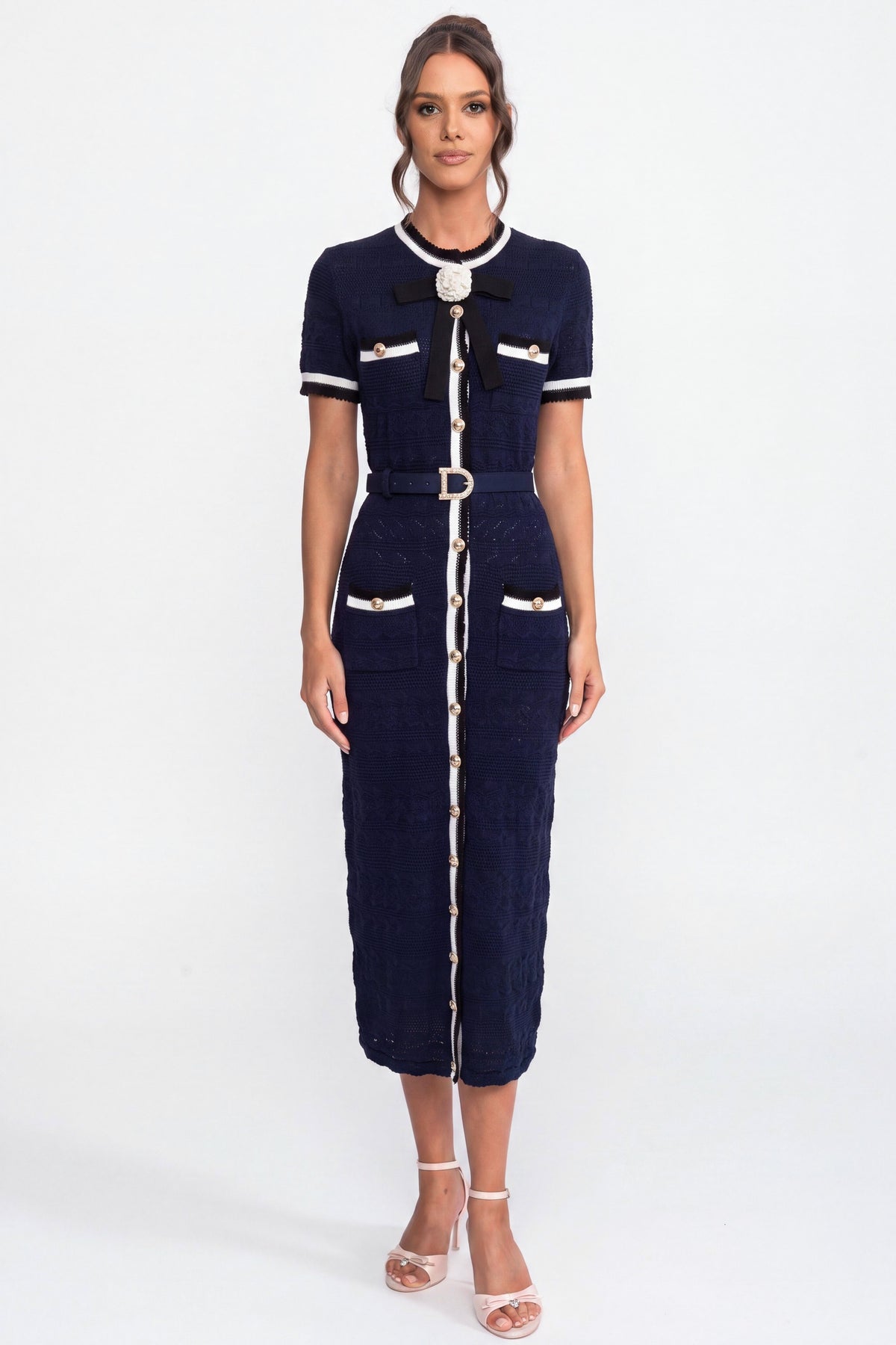 Strick-Midikleid mit weißer Paspelierung und Gürtel mit goldener Schnalle - Navy