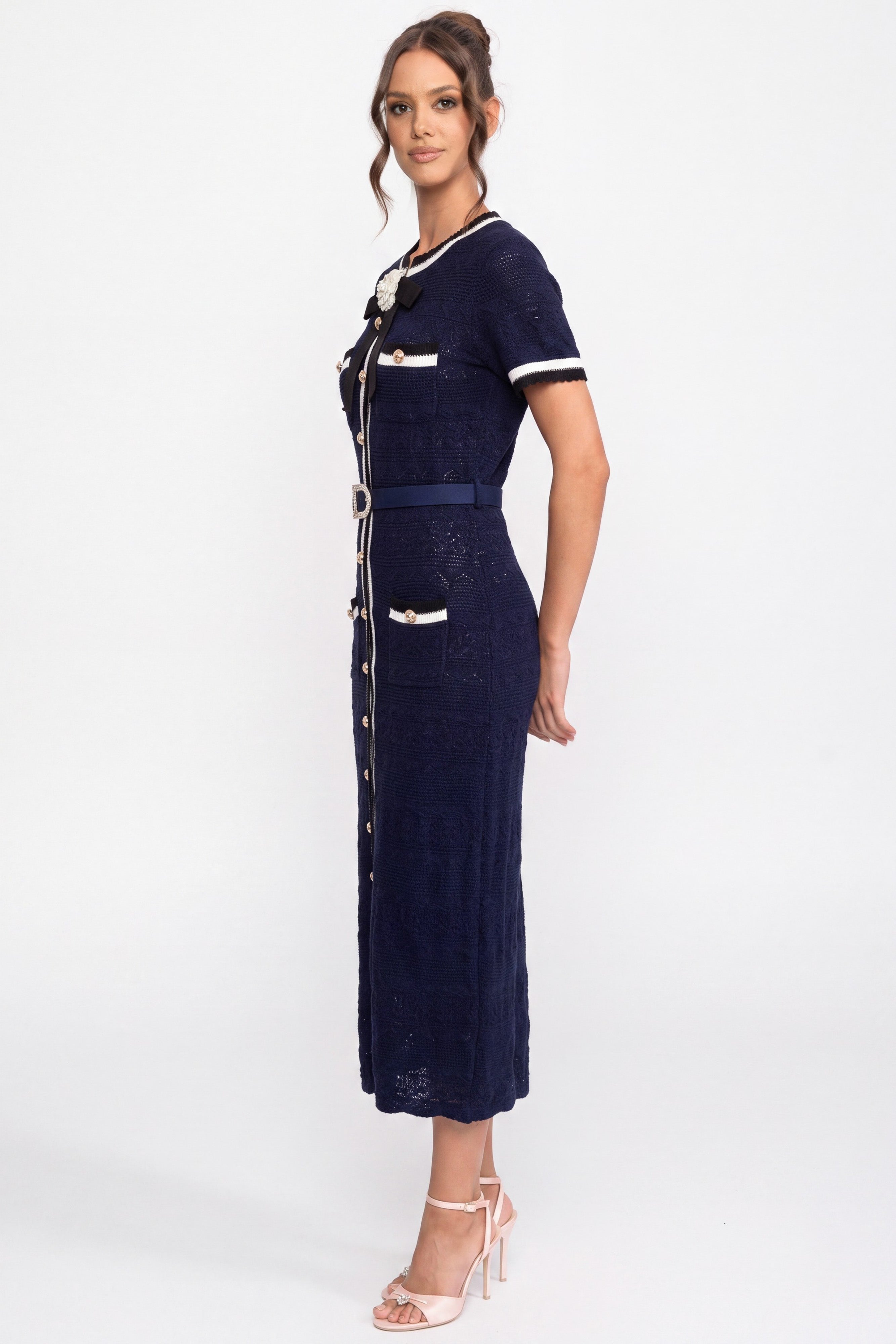 Strick-Midikleid mit weißer Paspelierung und Gürtel mit goldener Schnalle - Navy