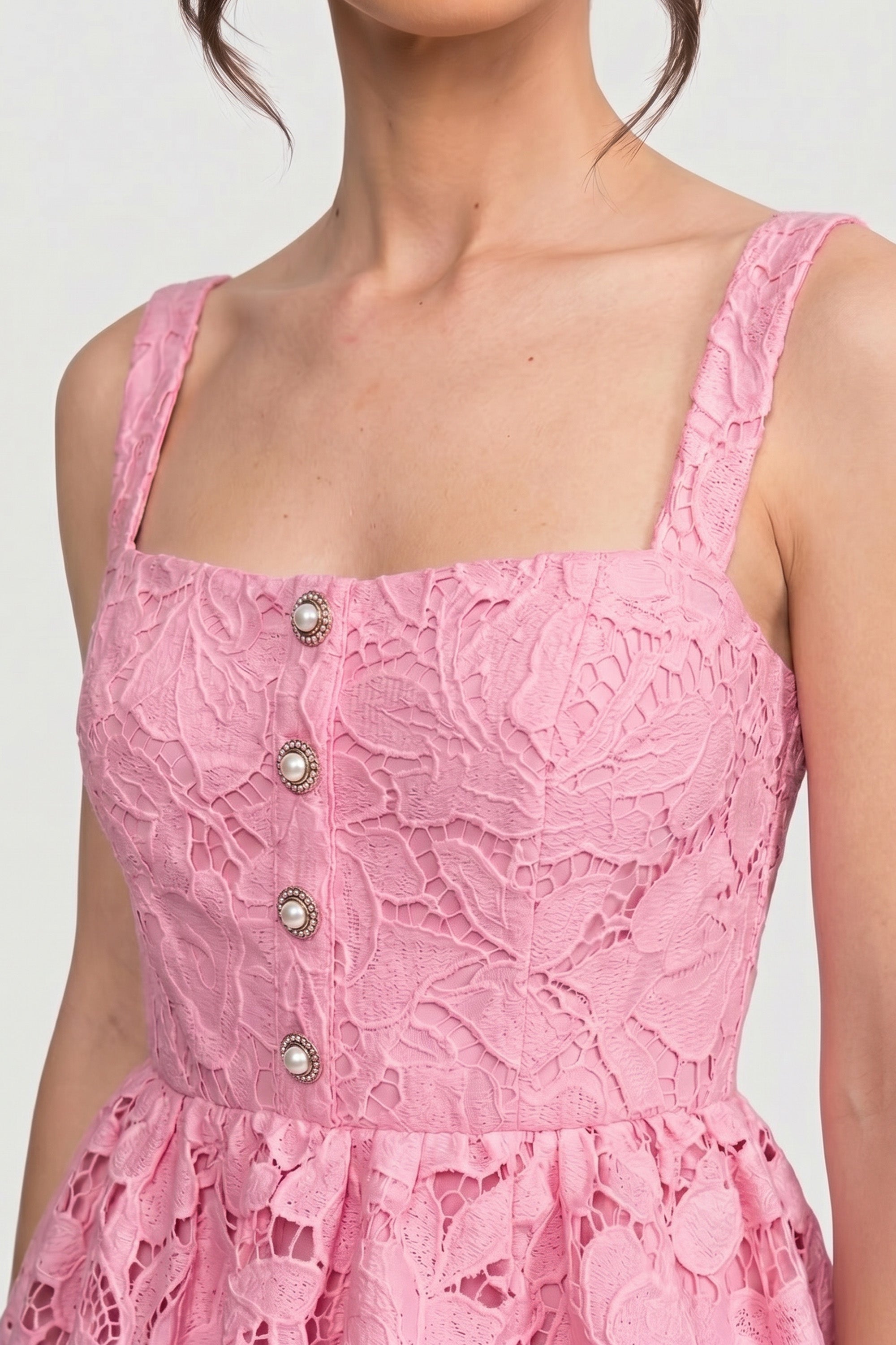 Ärmelloses Spitzen-Peplum-Kleid mit Midirock und goldenen Knöpfen - Pink