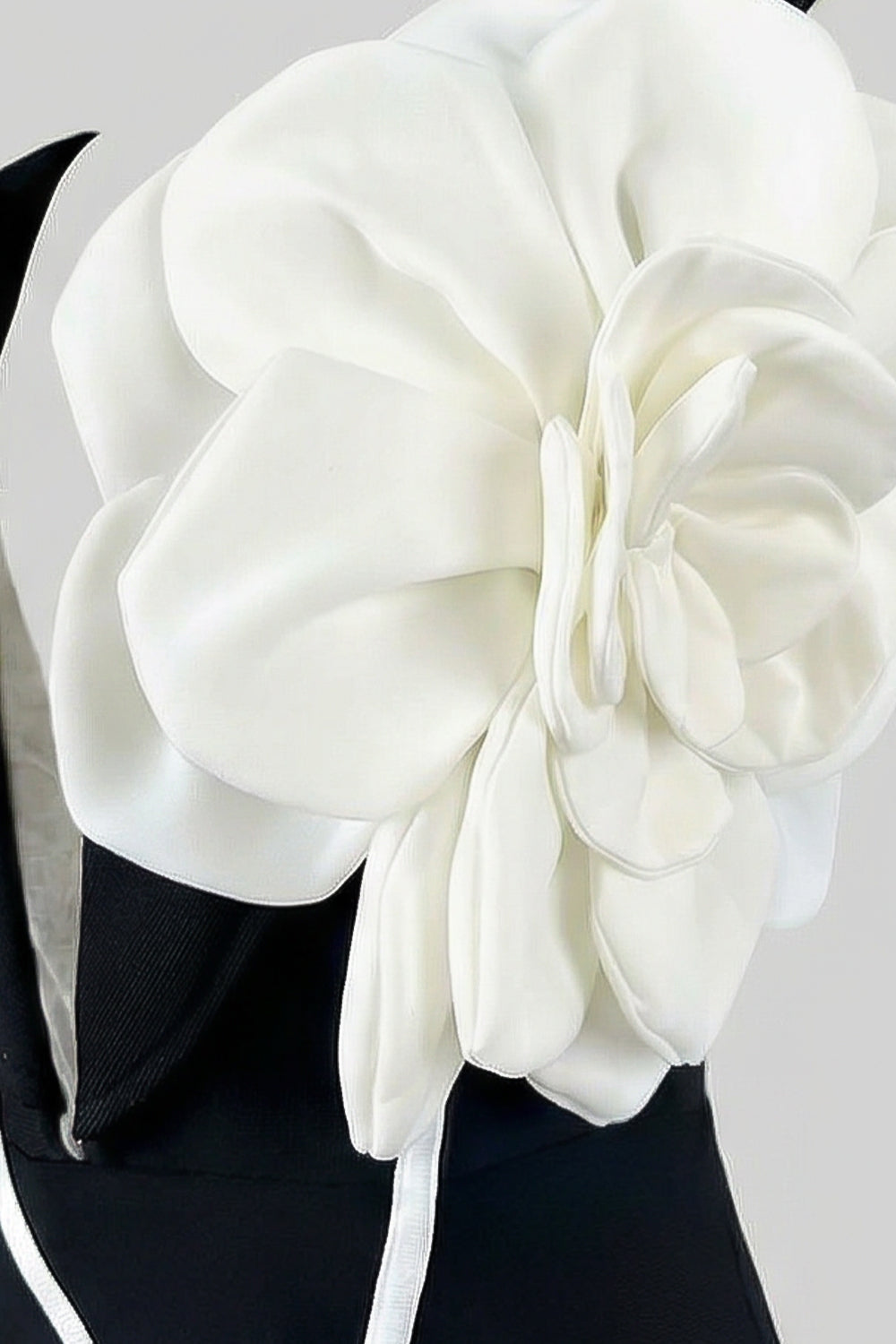 Strukturiertes Midikleid mit skulpturellem floralen Akzent – Schwarz