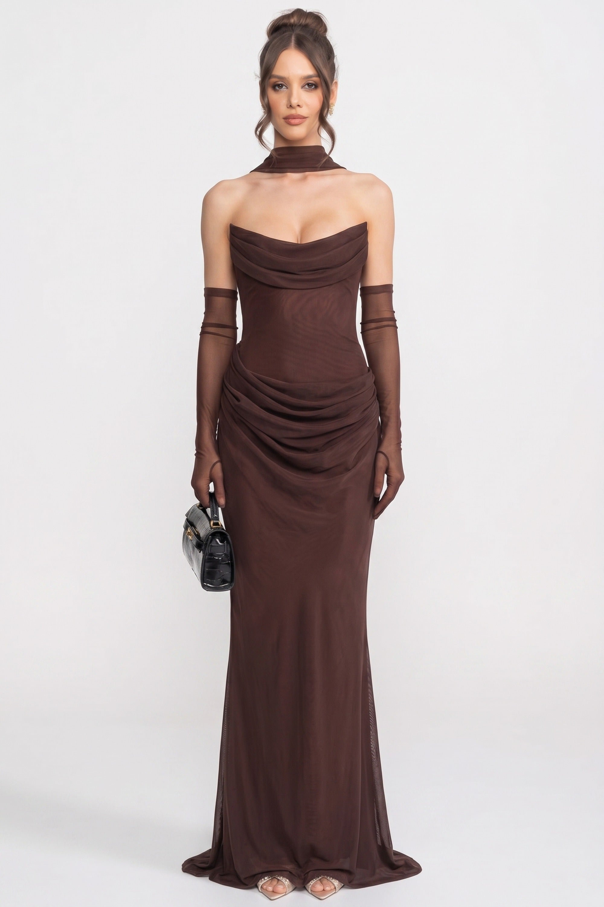 Trägerloses, drapiertes Maxi-Kleid mit Wasserfallausschnitt und transparentem Schal - Braun