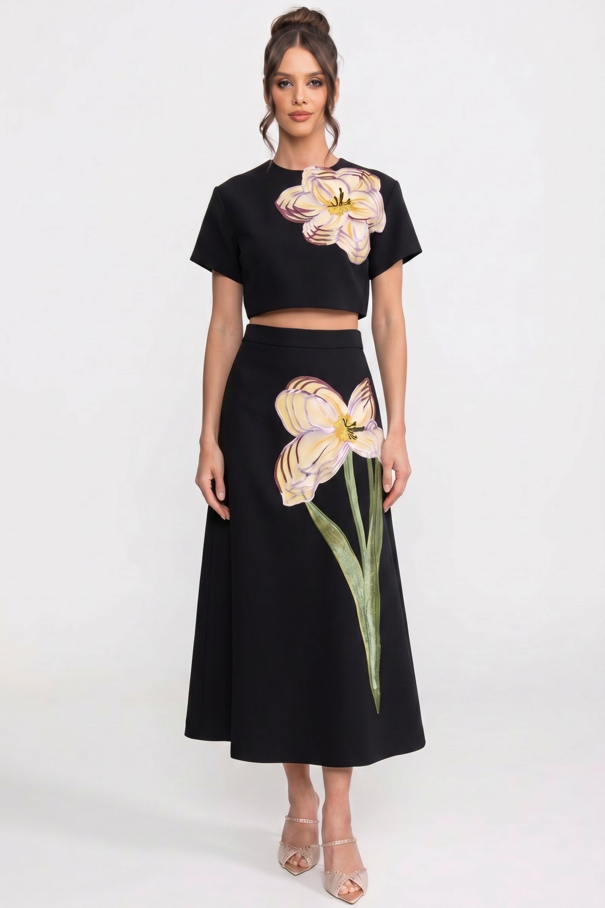 Kurzärmliges Co-Ord-Set mit Blumenmuster, bestehend aus Crop-Top und Maxirock – Weiß