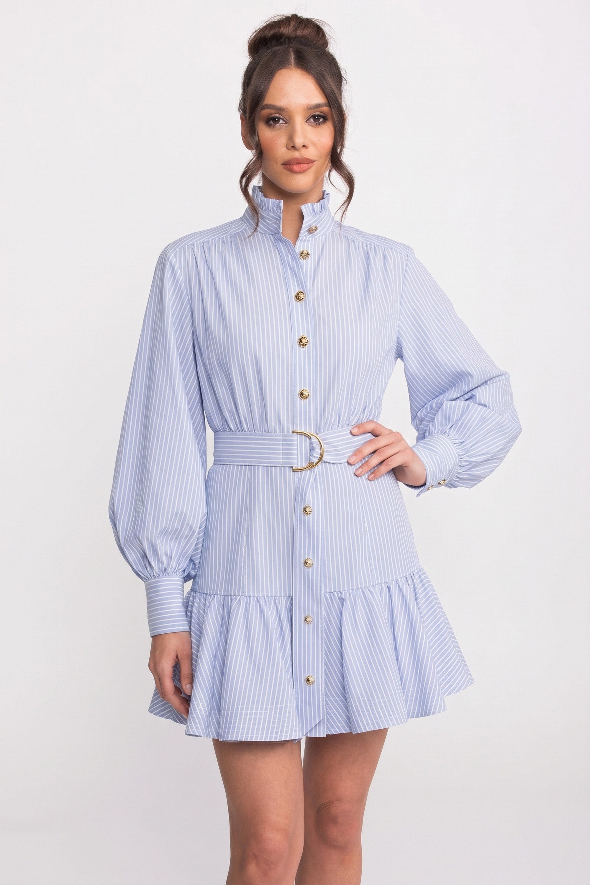 Gestreiftes Mini-Kleid mit Gürtel, hohem Kragen und Ballonärmeln - Blau
