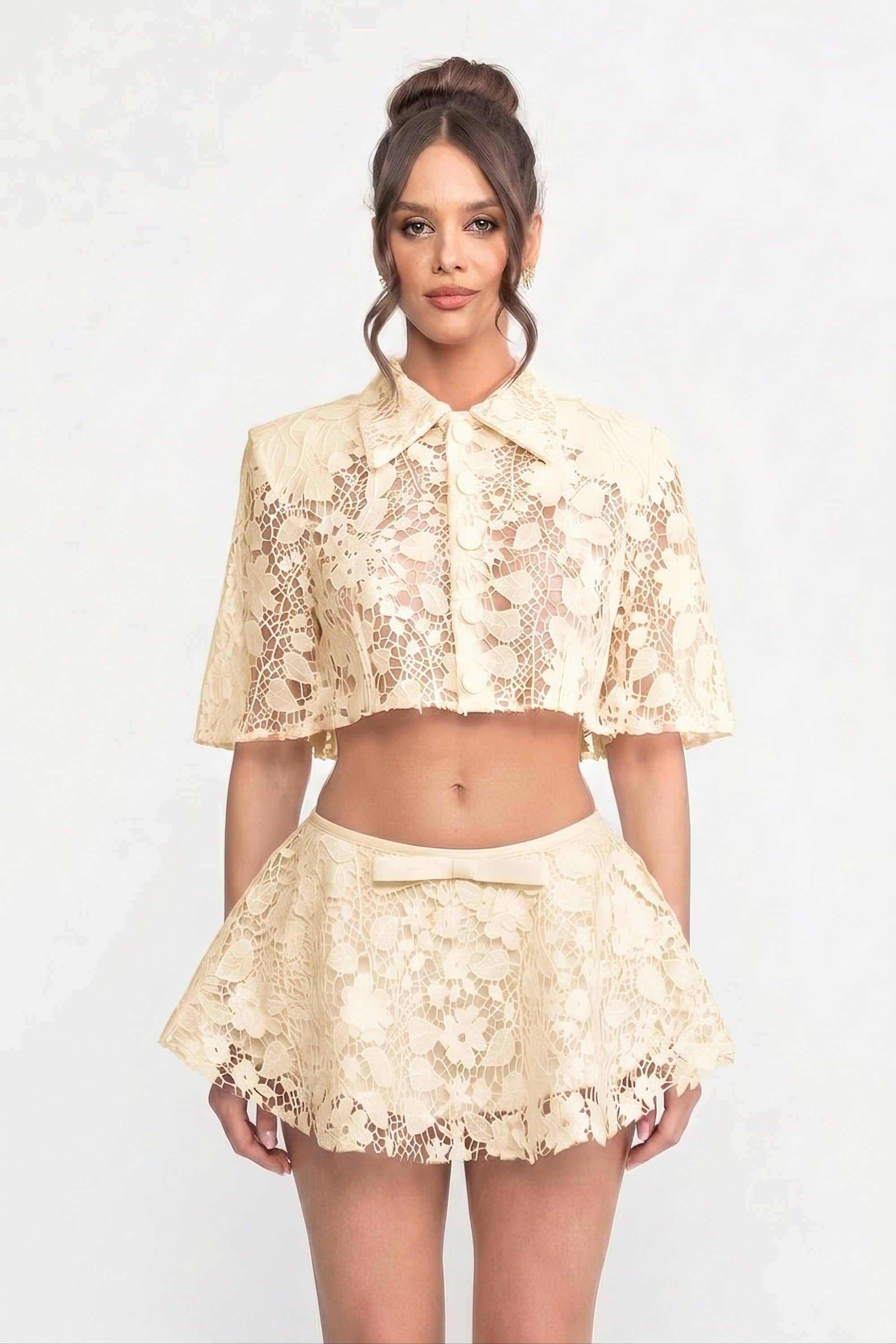 Spitzen-Co-Ord-Set mit Cape mit Knöpfen und Bow-Minirock – Weiß