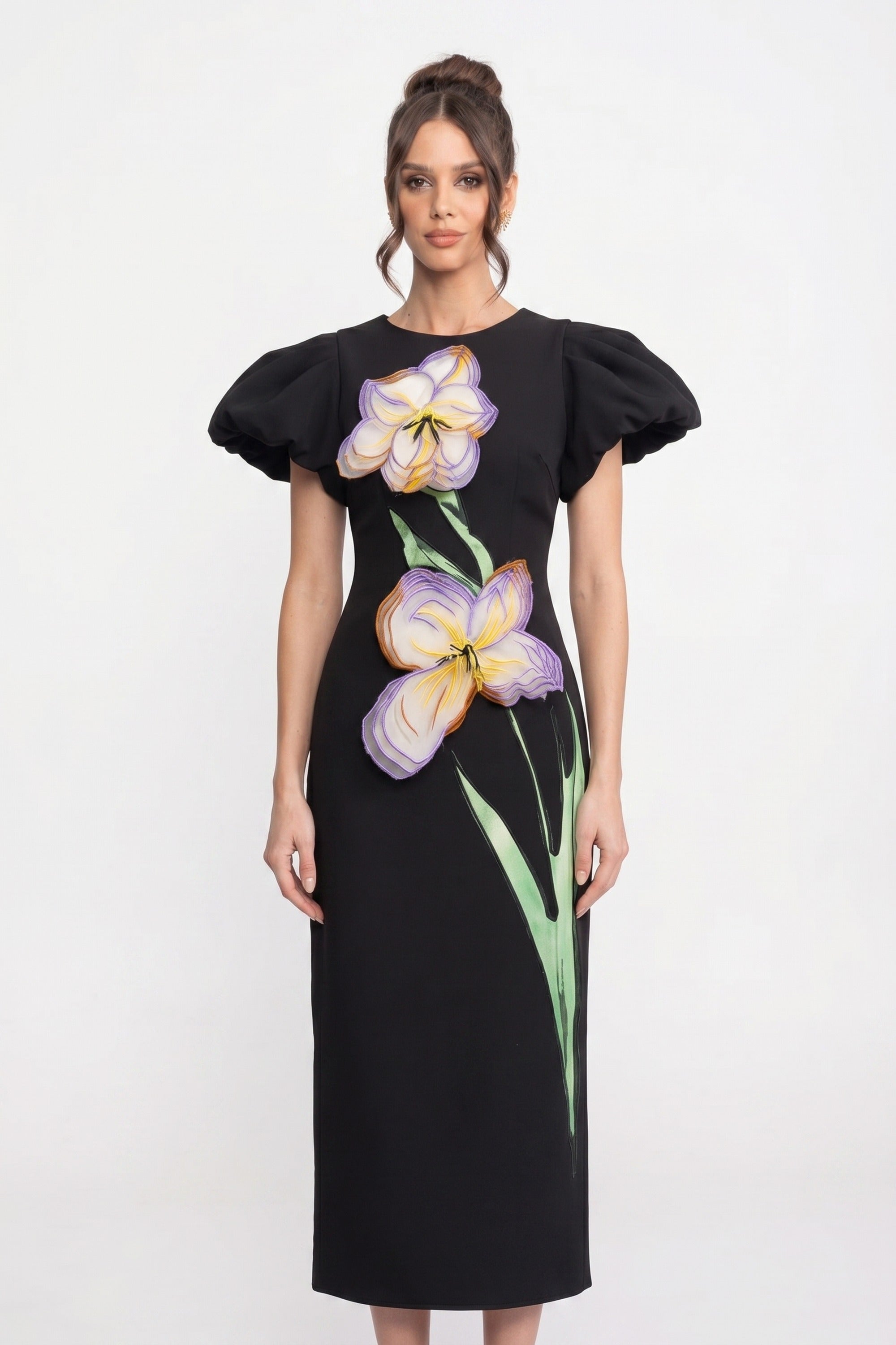 Strukturiertes Maxi-Kleid mit Schulterpartie und 3D-Iris-Blütenapplikation - Schwarz