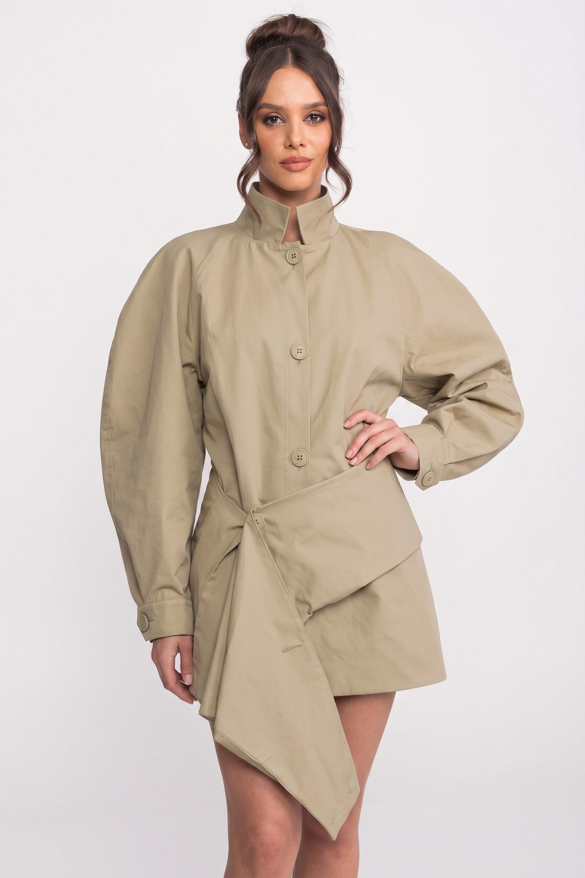 Übergroße Jacke mit Ballonärmeln und Gürtel mit asymmetrischem Saum - Khaki