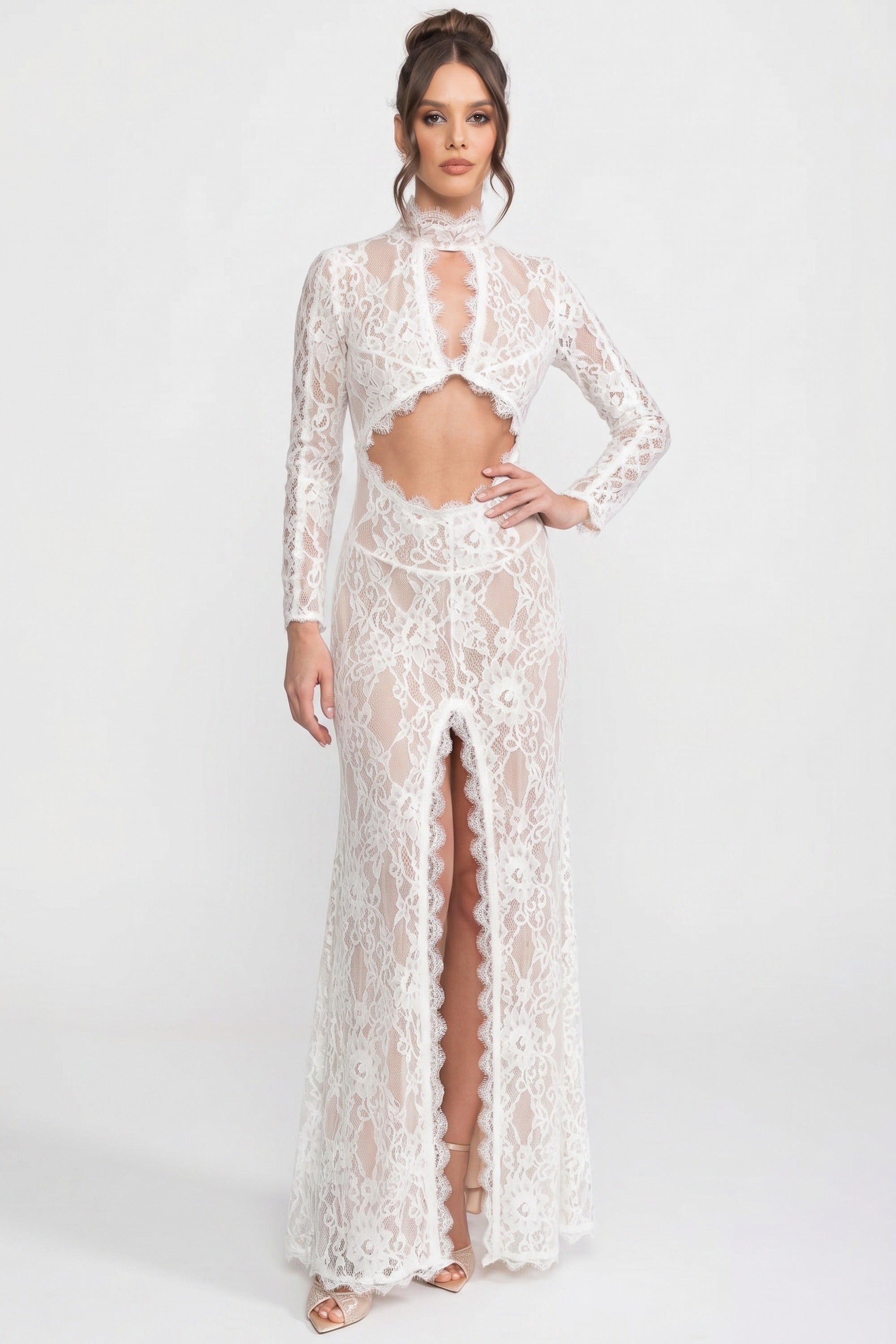 Elegantes Spitzenkleid mit hohem Kragen, Cut-out vorne und Schlitz - Weiß