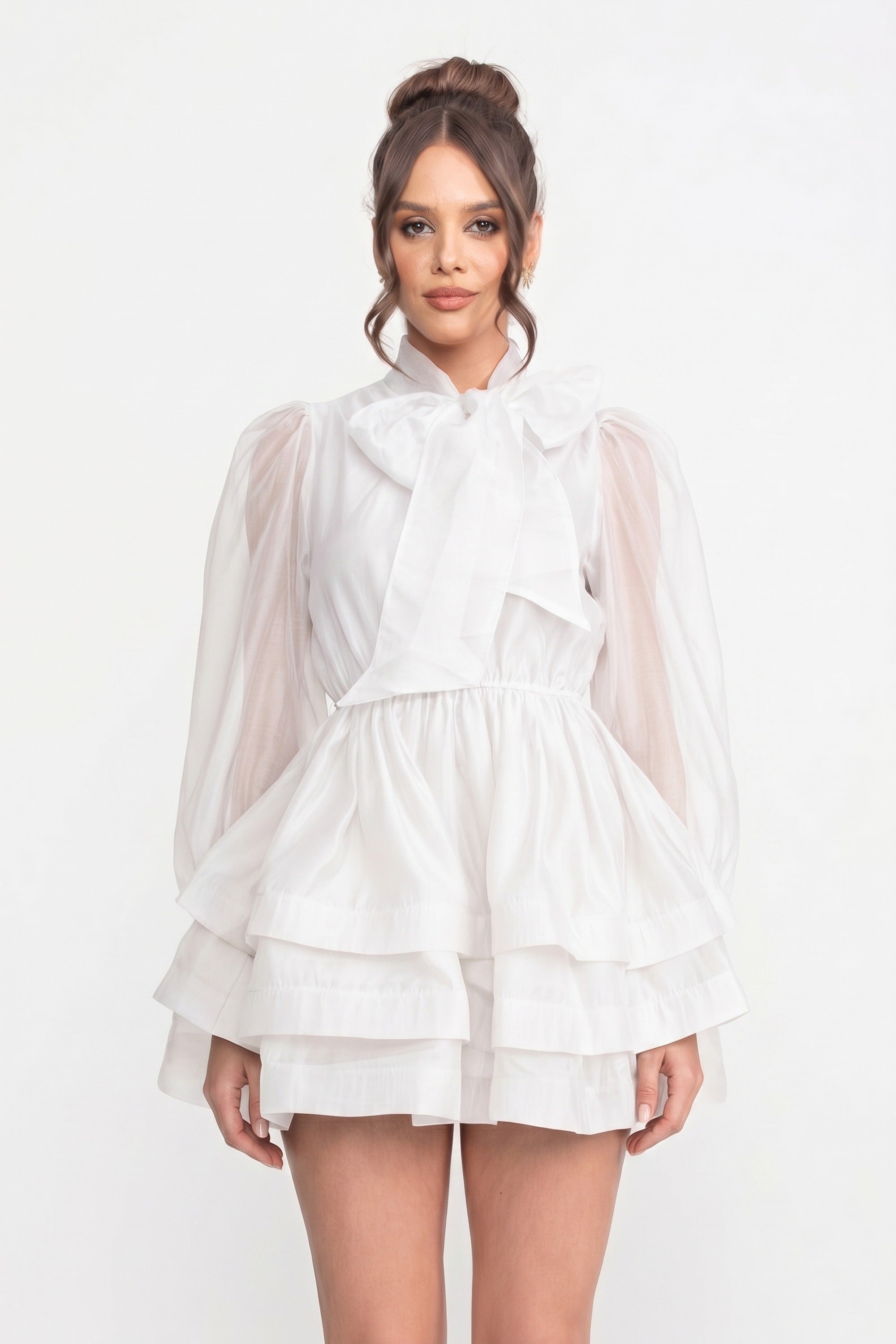 Mini-Kleid mit hohem Kragen, Puffärmeln, mehrlagigem Rüschenrock und Schleife – Weiß