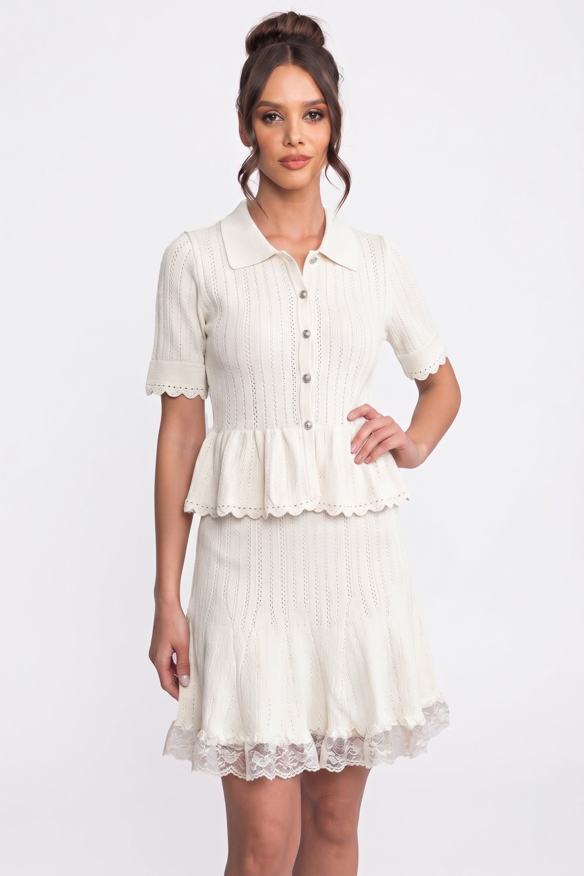 Gestricktes Mini-Kleid mit Polokragen, Knopfleiste, Peplum-Taille und Spitzenbesatz am Saum - Weiß