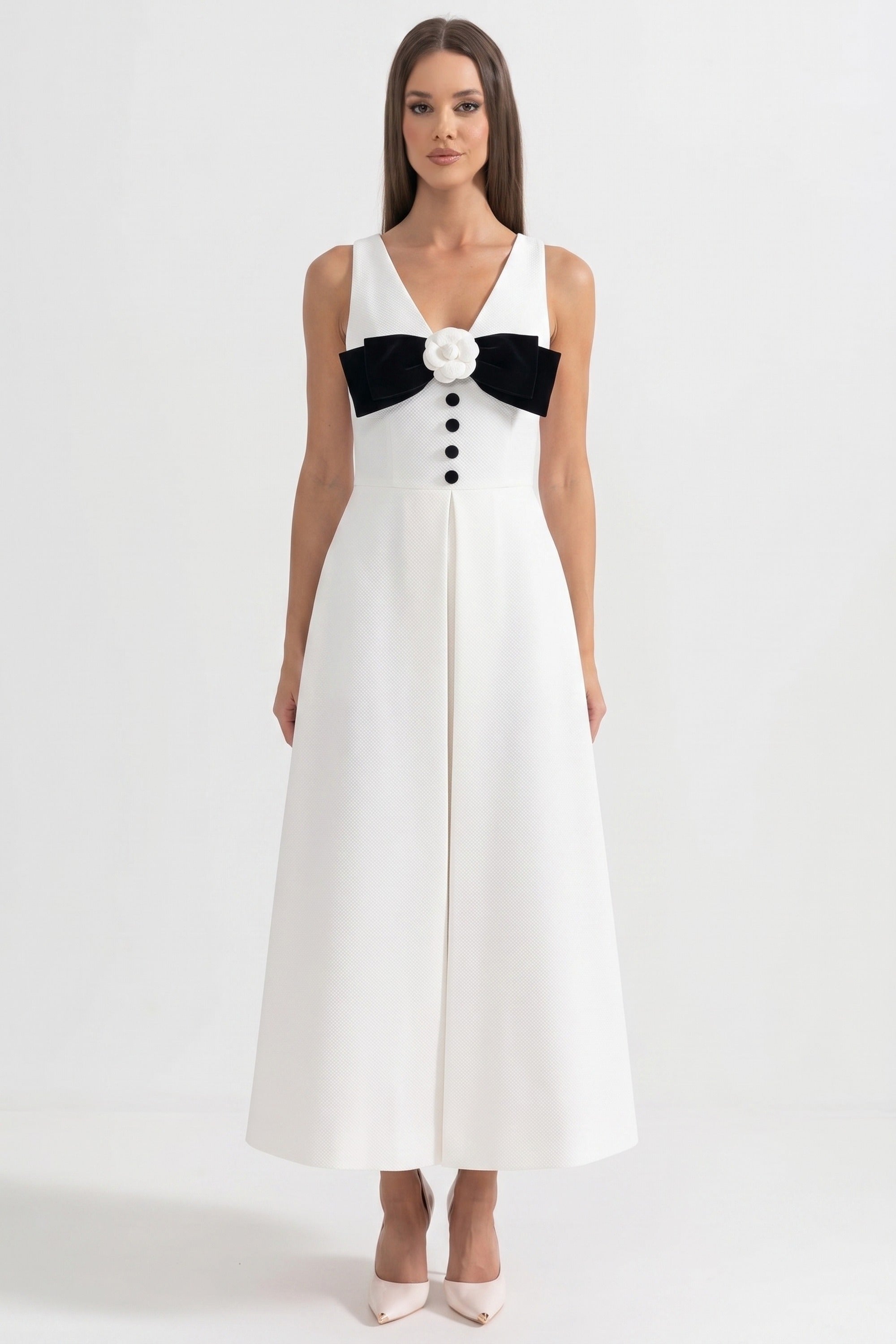 Halterneck-Maxikleid mit schwarzer Schleife am Brustbereich und Knopfleiste vorne - Weiß