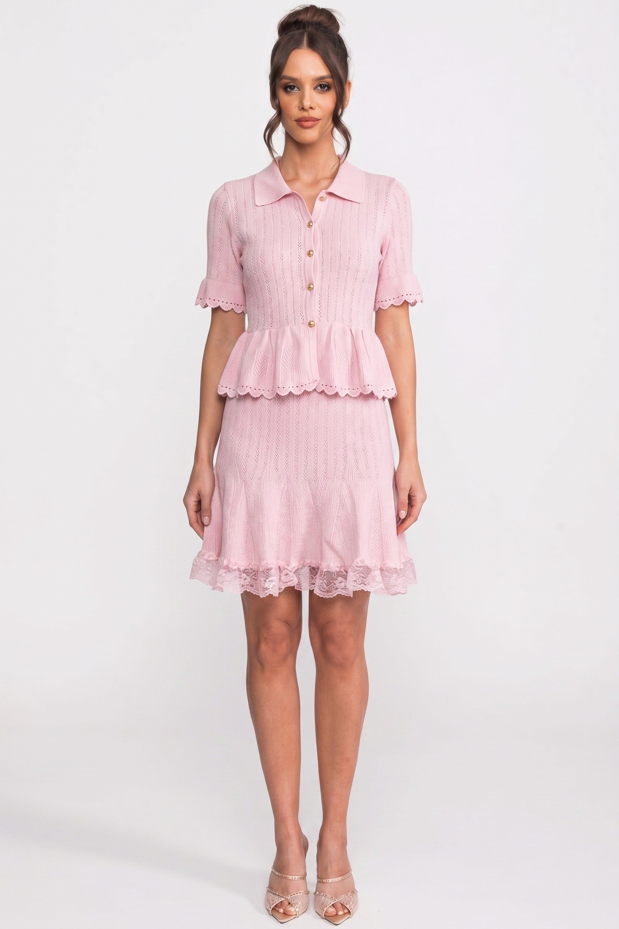Strick-Minikleid mit Polokragen, Knopfleiste, Peplum-Taille und Spitzenabschluss – Pink