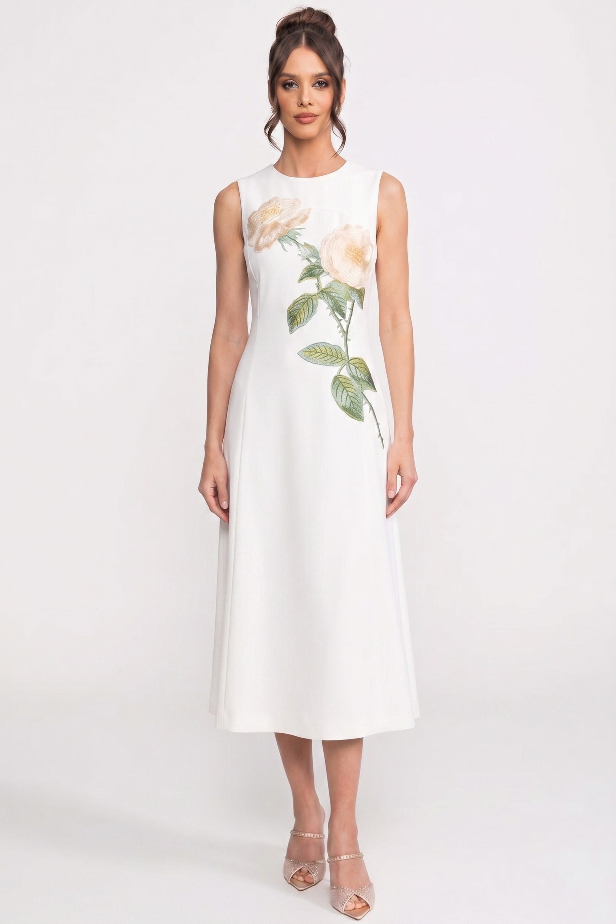 Ärmelloses Midi-Kleid mit 3D-Blütenapplikation und weitem Rock - Weiß