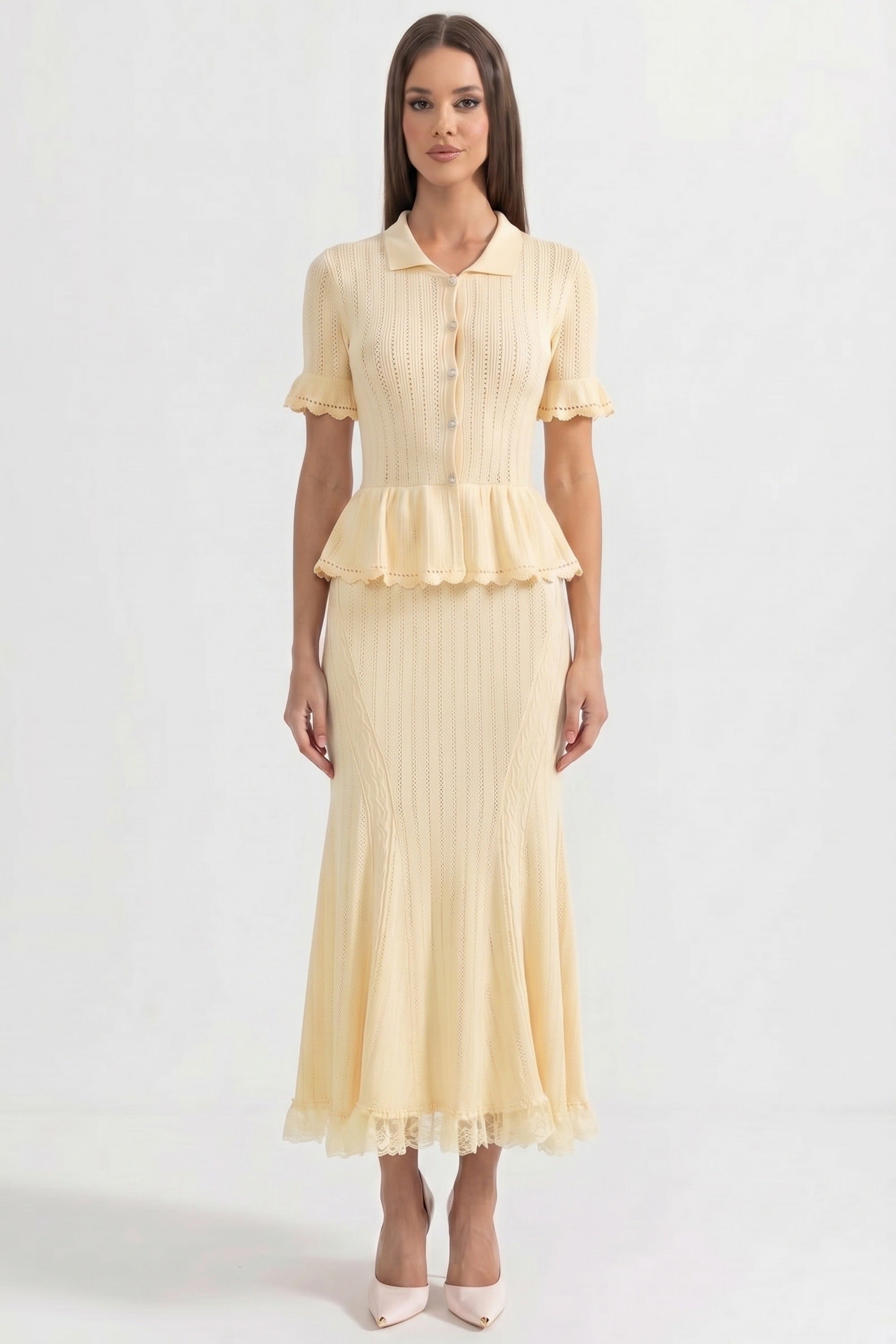 Maxikleid aus Strick mit Peter-Pan-Kragen, Peplum und Spitzenbesatz am Saum - Gelb