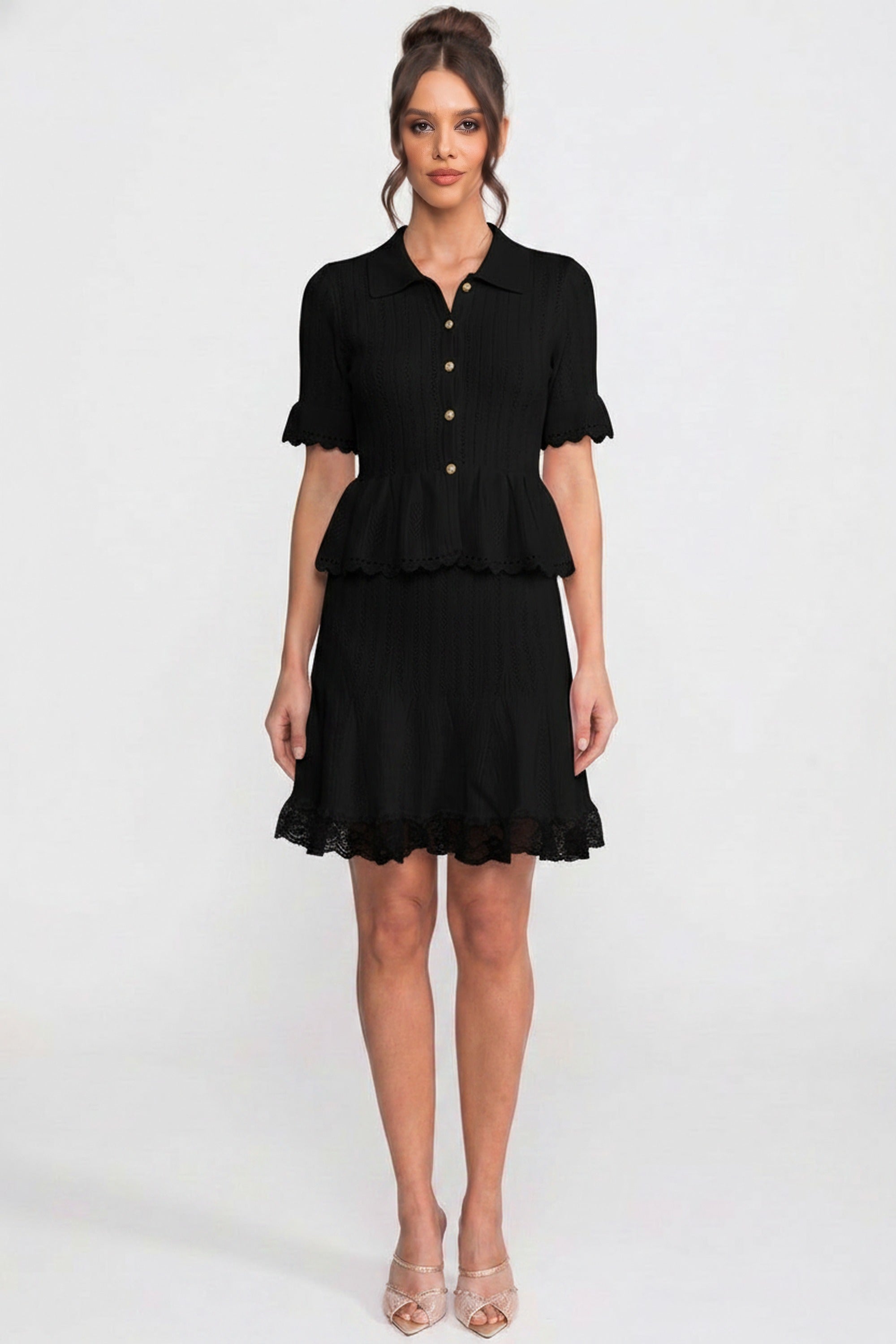 Strick-Minikleid mit Polokragen, Knopfleiste oben, Peplum-Taille und Spitzen-Saum - Schwarz