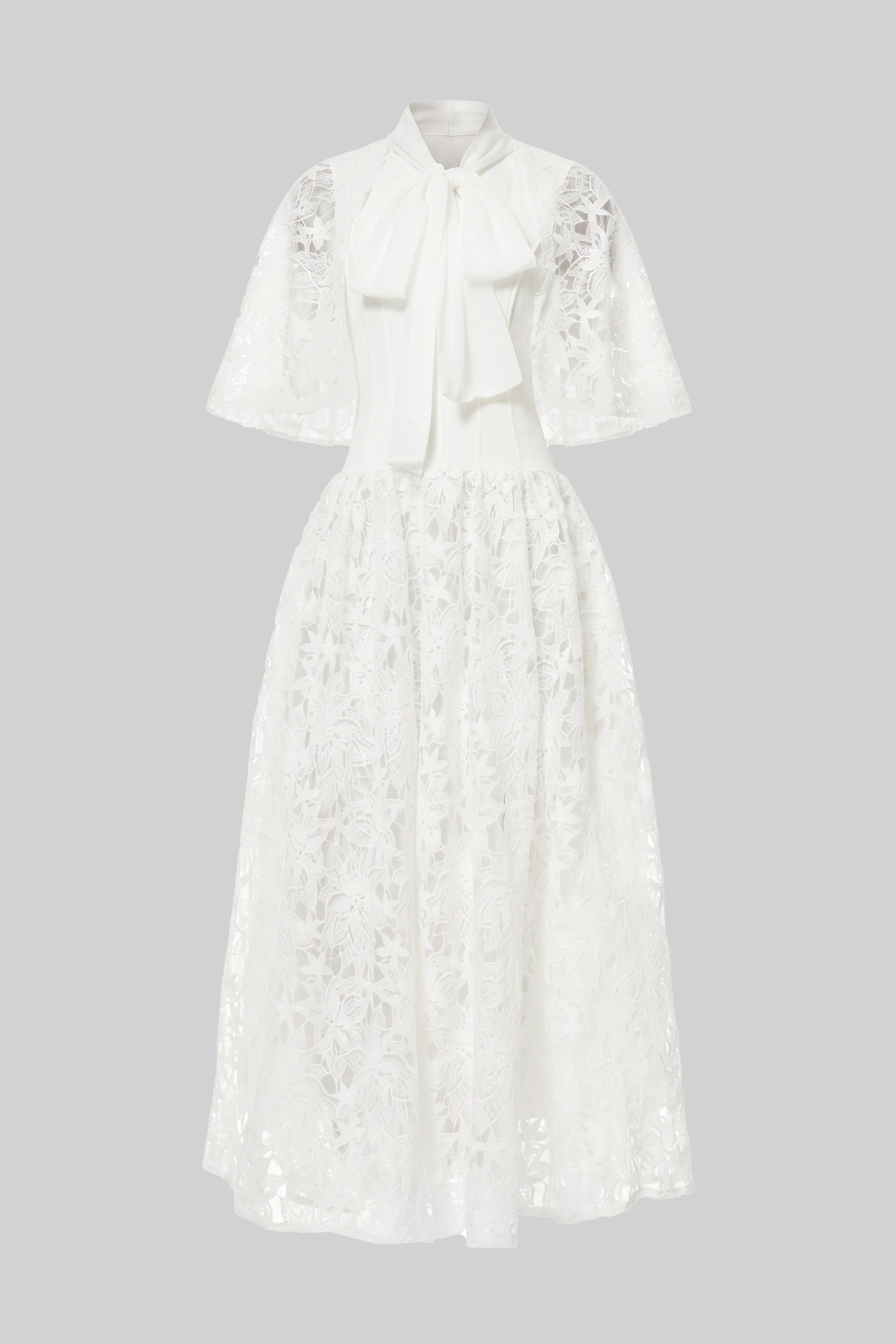 Kurzärmliges Maxikleid aus floraler Spitze mit 3D-Schleifendetail - Weiß