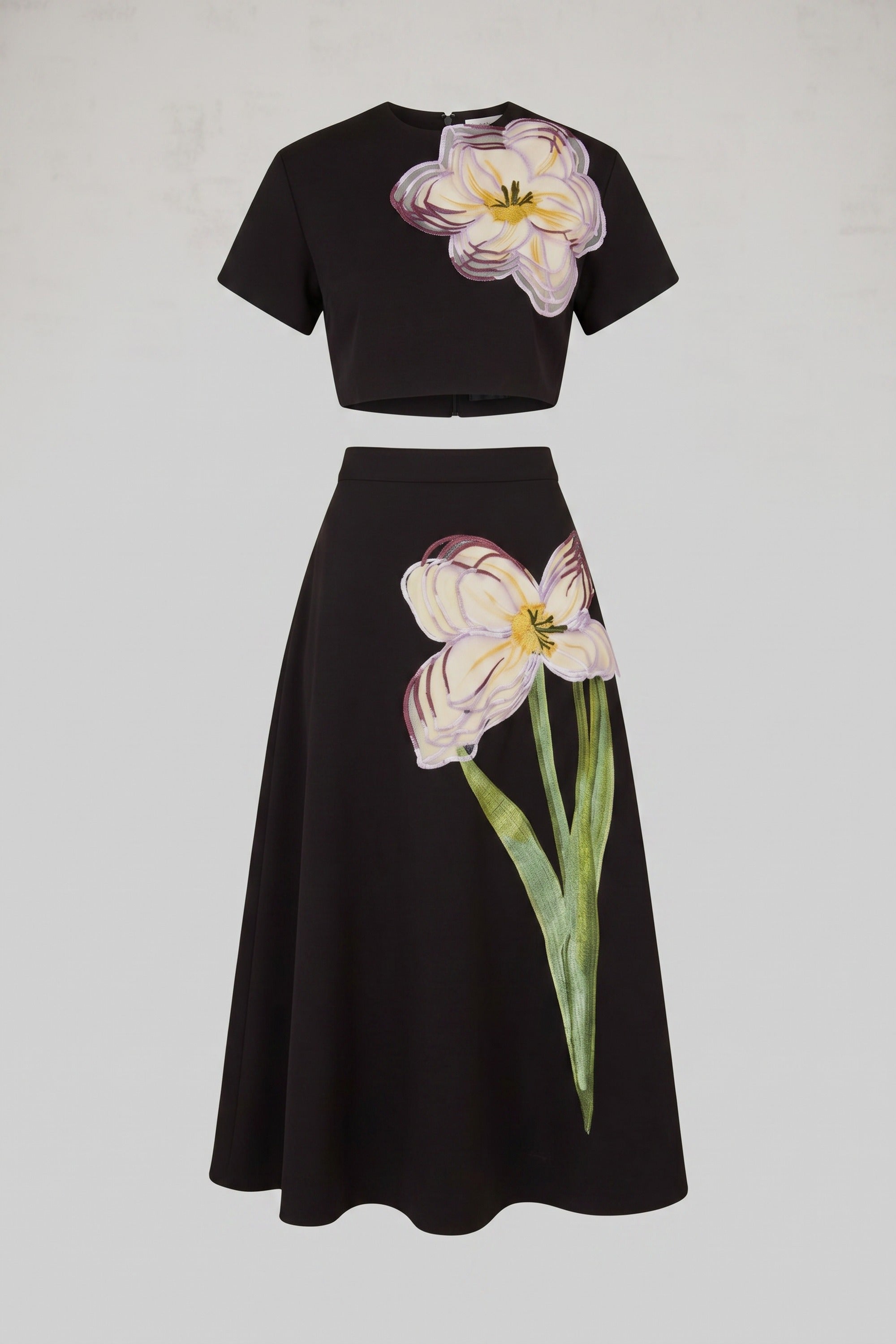 Kurzärmliges Co-Ord-Set mit Blumenmuster, bestehend aus Crop-Top und Maxirock – Weiß