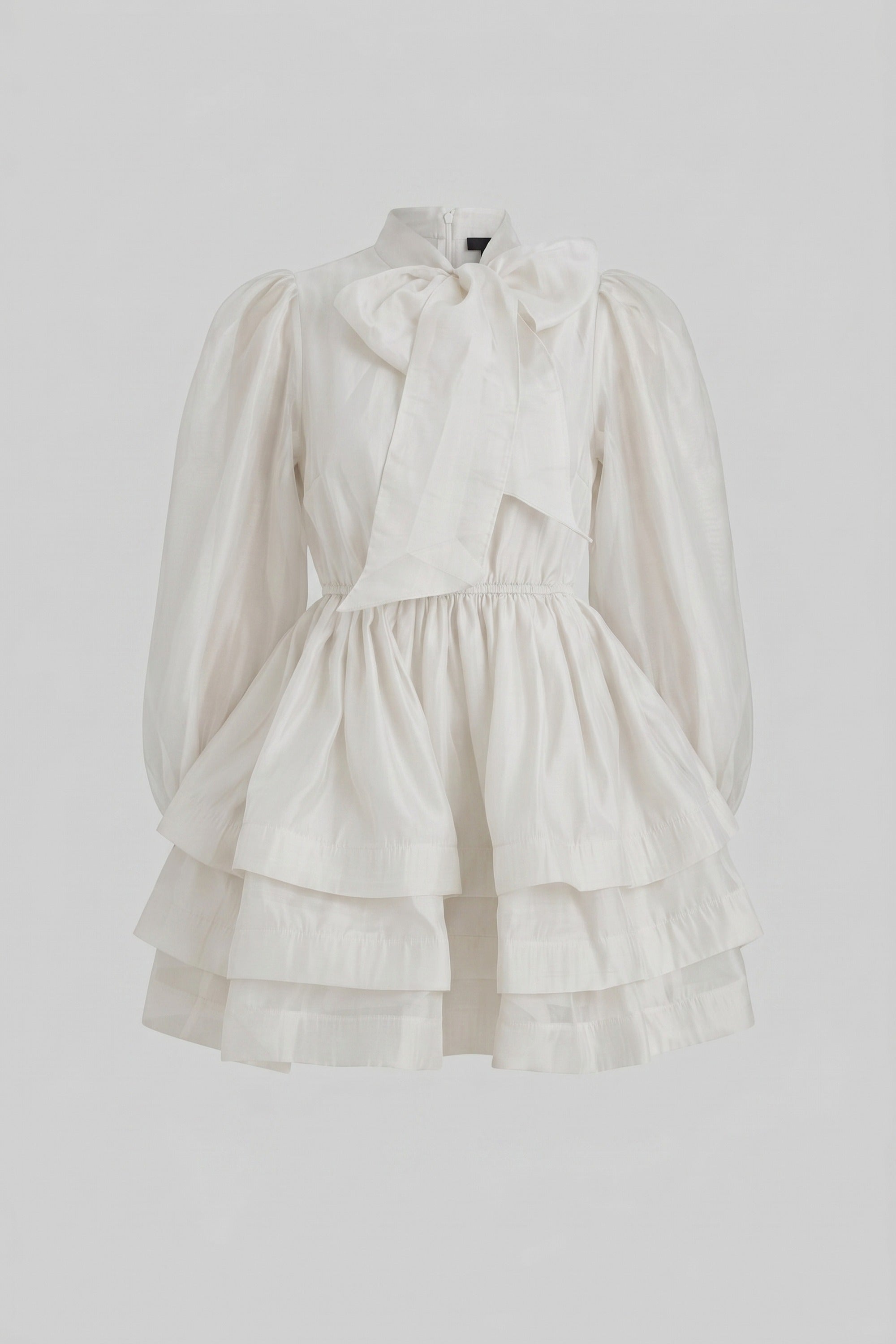 Mini-Kleid mit hohem Kragen, Puffärmeln, mehrlagigem Rüschenrock und Schleife – Weiß
