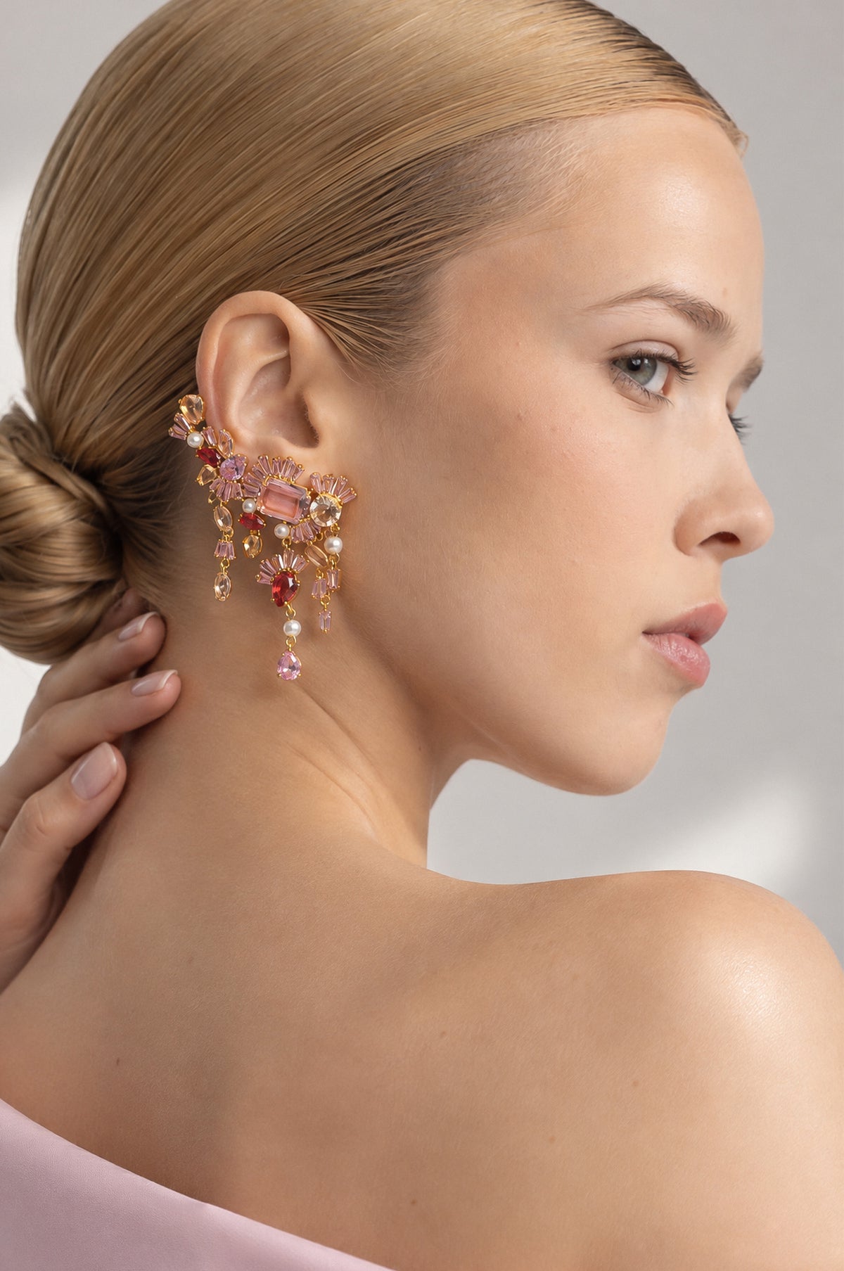 Hängeohrringe mit floralem Kristall-Cluster in Rosa - Gold