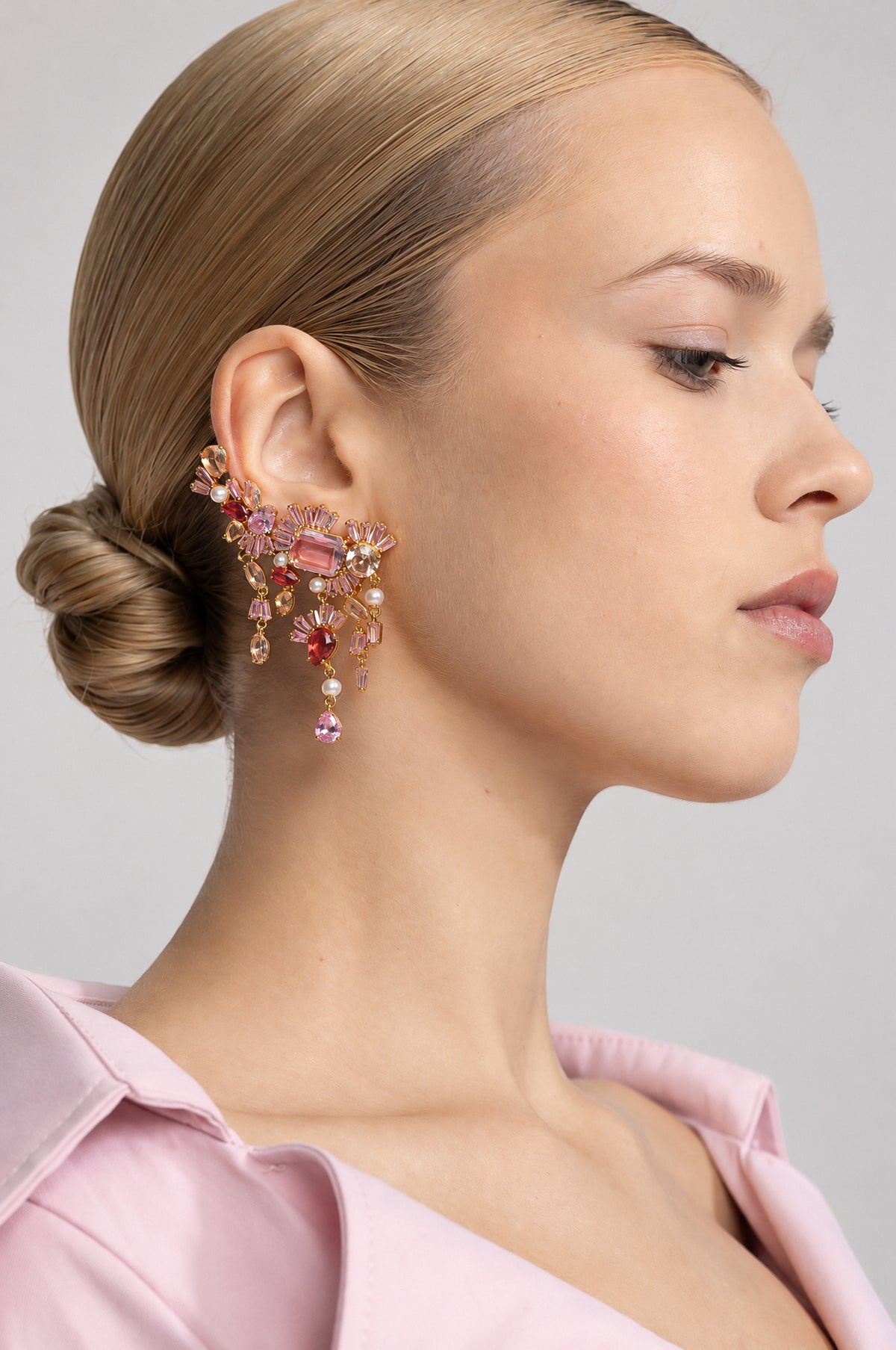 Hängeohrringe mit floralem Kristall-Cluster in Rosa - Gold