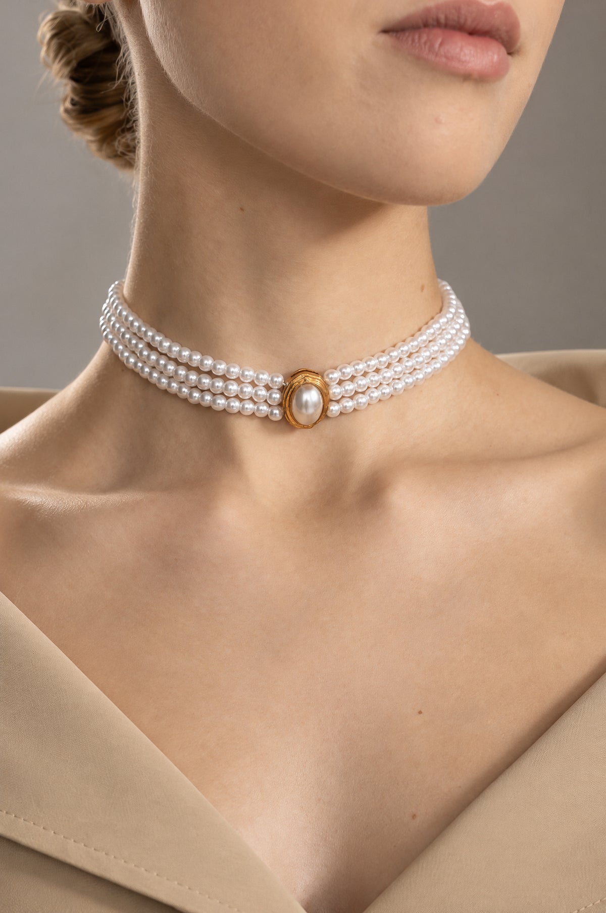 Perlen-Choker mit drei Strängen und Kameeverschluss - Weiß