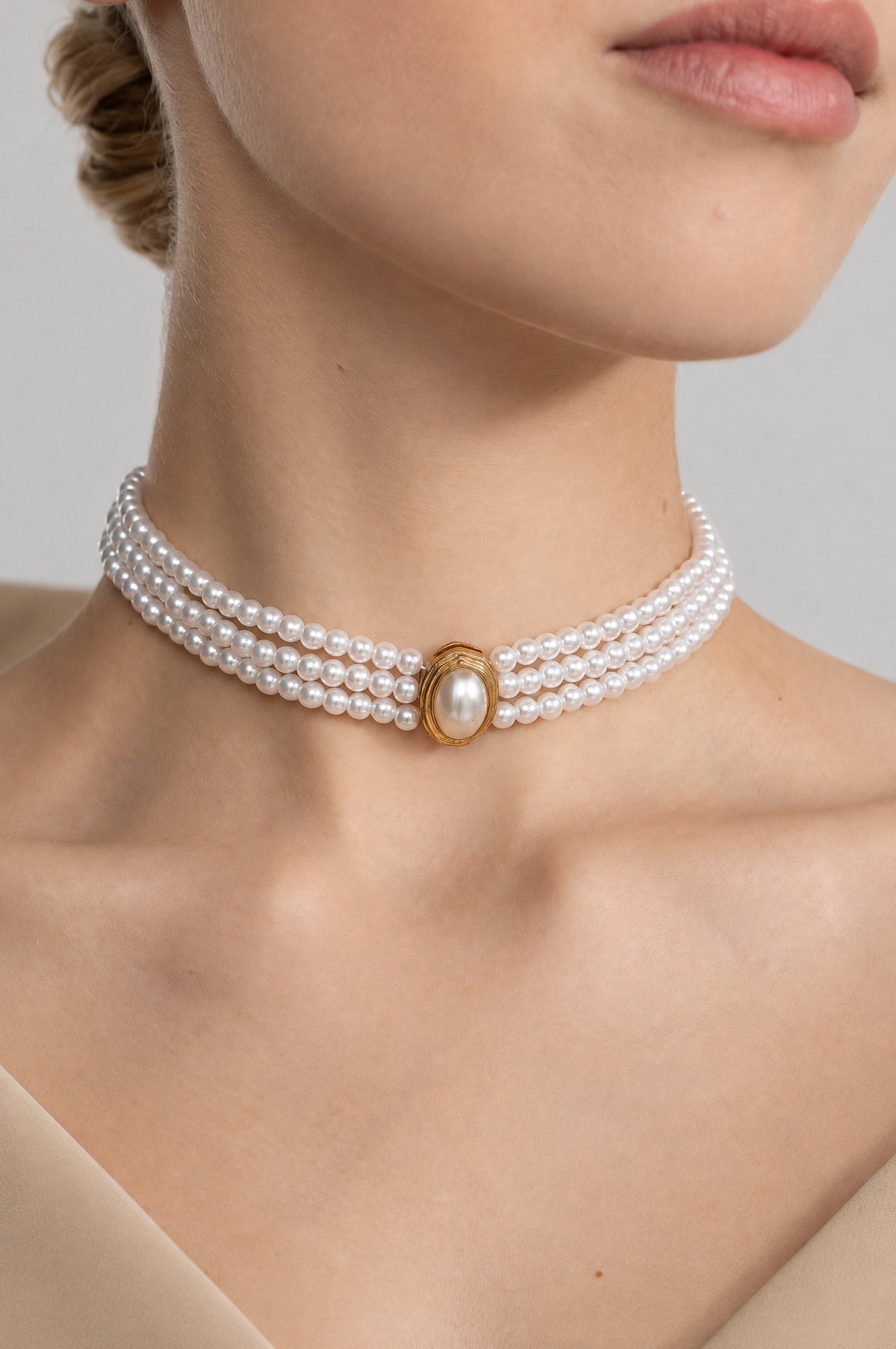 Perlen-Choker mit drei Strängen und Kameeverschluss - Weiß
