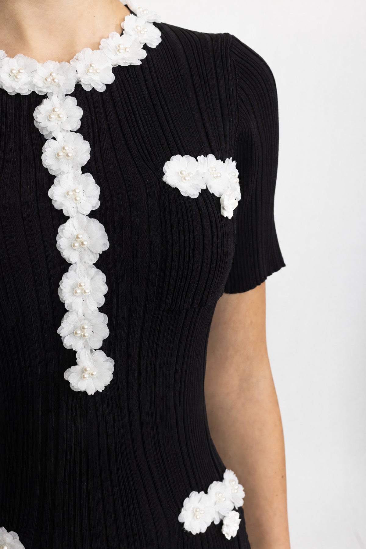 Geripptes Midikleid aus Strick mit Blumenapplikation - Schwarz